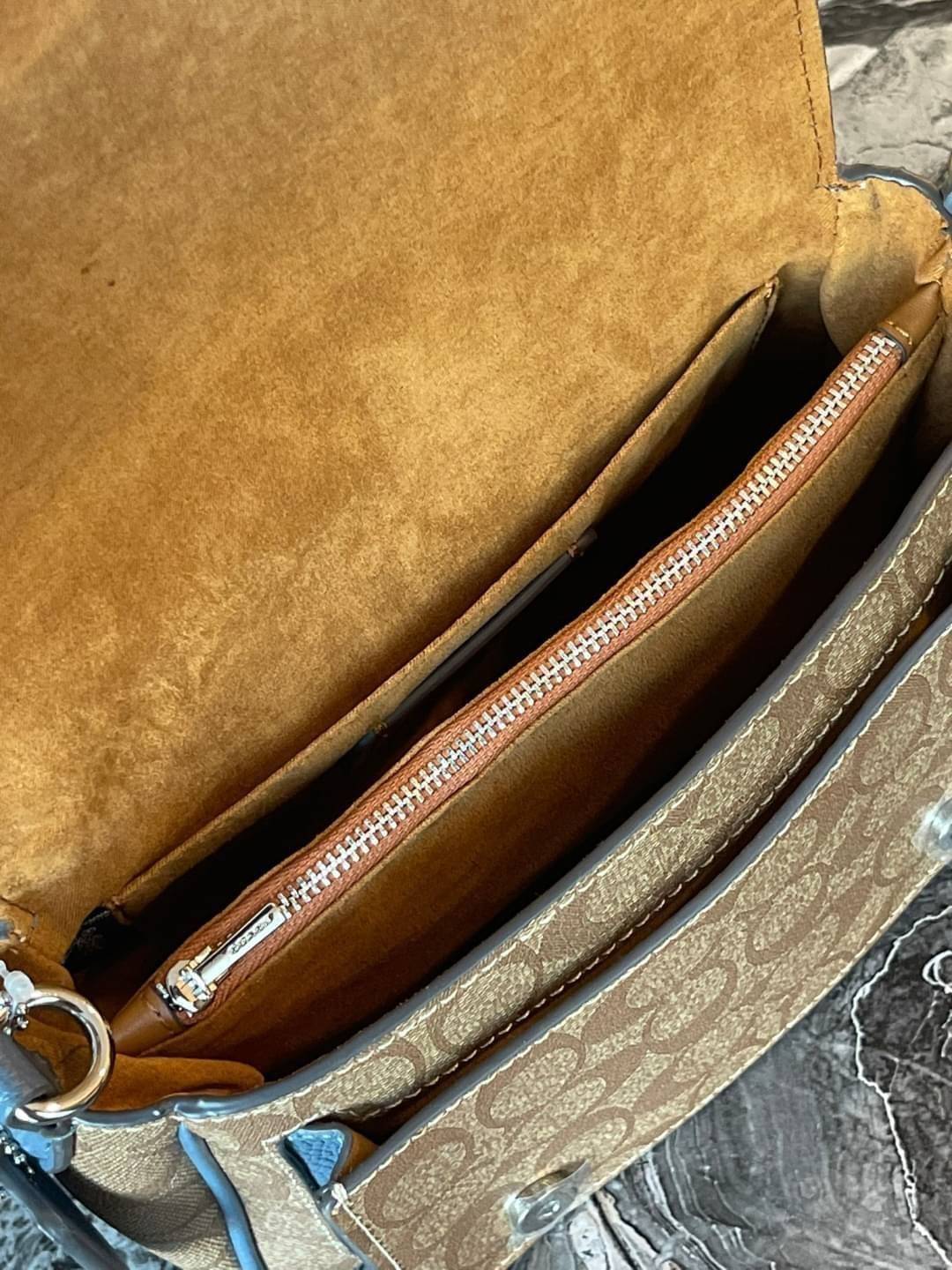 COACH Lucy Crossbody กระเป๋าใบนี้ขนาดกะทัดรัดกำลังดี เพียงพอสำหรับใส่ของจำเป็นที่ต้องการพกติดตัว ที่สำคัญใช้งานง่ายสามารถหยิบของได้สะดวกรวดเร็ว วัสดุผ้าใบเคลือบซิกเนเจอร์และหนังกรวดละเอียด ด้านในมีซิปและกระเป๋าอเนกประสงค์ ปิดสแน็ปอิน กระเป๋าแบบเปิดด้านนอก