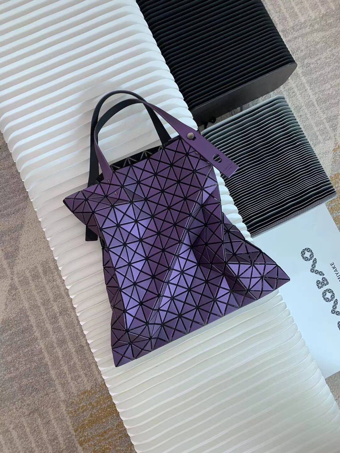 BAOBAO ISSEY MIYAKE 10x10 BLOCK TOTE BAG 39cm กระเป๋าถือทรง shopping โท้ทใบใหญ่ลายตาราง เกรดออริจินอล ภาพสินค้าถ่ายจากงานขายจริง ใช้งานต่างประเทศได้