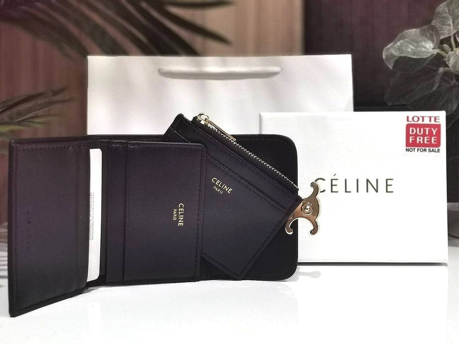 VIP 】CELINE SHORT WALLET VIP GIFT WITH PURCHASE GWP พรีเมี่ยมกิ๊ฟ Limited จาก CELINE HAUTE PARFUME DUTYFREE COUNTER วัสดุ Triomphe Canvas รุ่นใหม่เปิดปิดฝาพับกระดุม ภายในมีช่องแบ่งหลายช่อง ช่องใส่บัตรหลายช่อง ช่องใส่ธนบัตรใส่แบงก์พันได้เหมือนกระเป๋าสตางค์