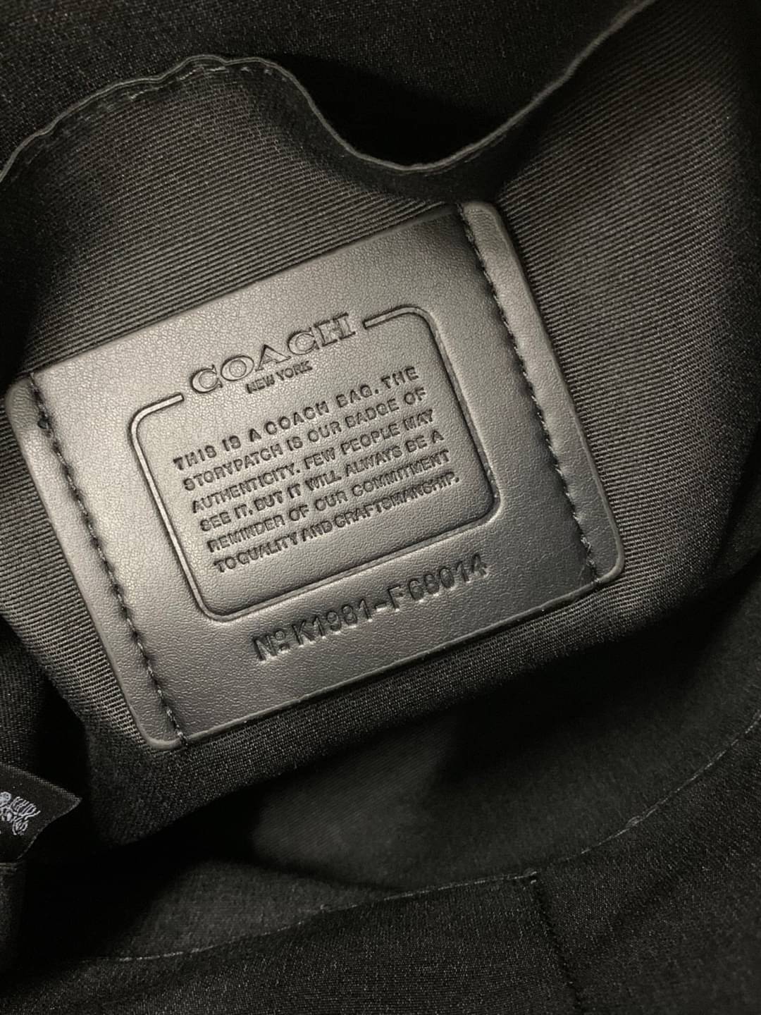 COACH HOUSTON FLIGHT BAG Calf Leather Black Smooth calf leather พร้อมส่งอีกครั้ง! กระเป๋าสะพายแบบครอสบอดี้ร์ของคุณผู้ชาย หนังแท้ ลายหนังสวย ด้านหน้ามีช่องซิปให้หนึ่งช่อง ช่องหลักกว้างใส่สัมภาระได้จุค่ะ พร้อมช่องเล็กใส่ของจุกจิกอีก3ช่องค่ะ สายสะพาย