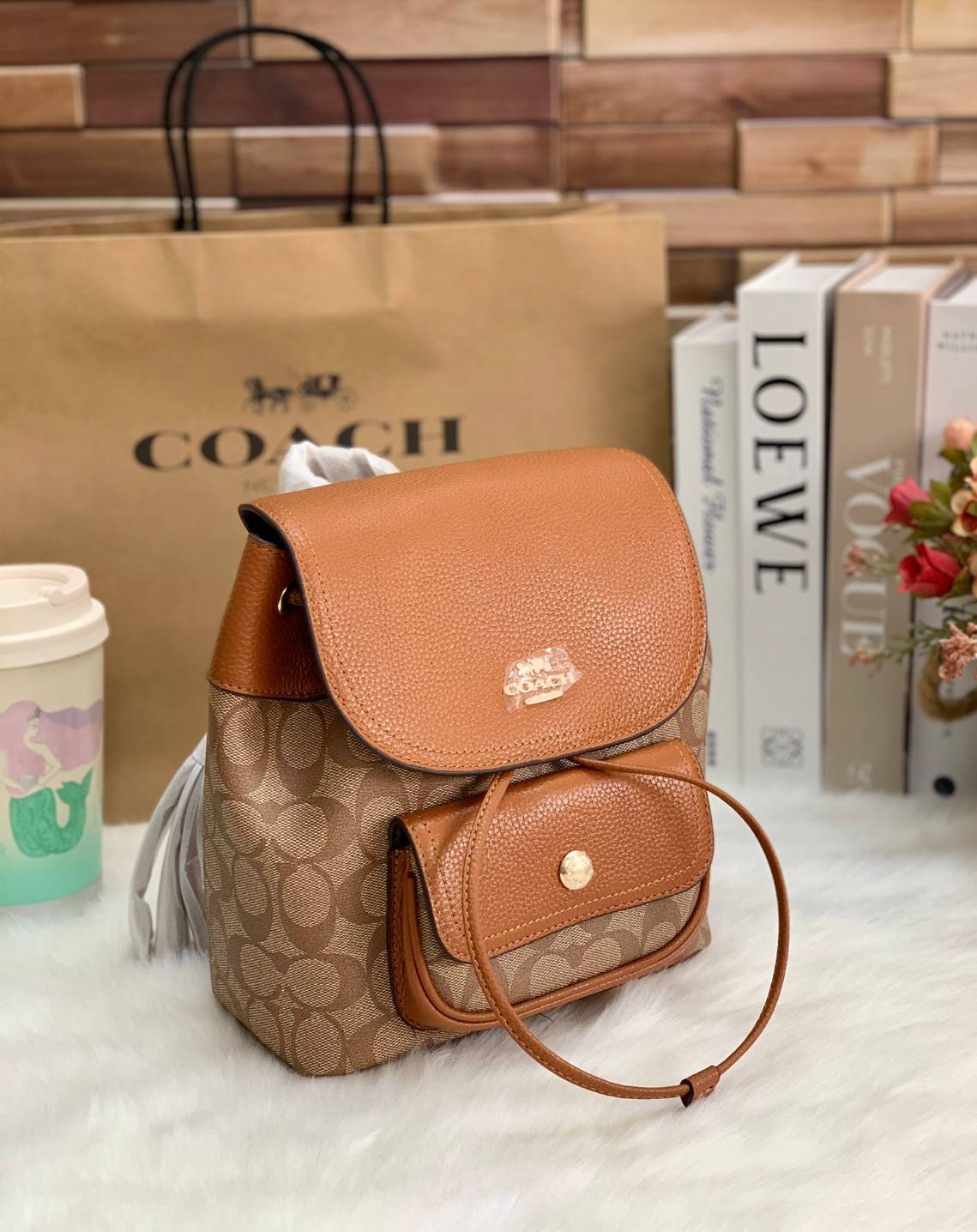 COACH PENNIE BACKPACK 22 ((C4122)) พร้อมส่งที่ไทย ห้ามพลาดค่าา! กระเป๋าสะพายหลังแบบมีหูกิ้ว วัสดุเดนิมอย่างดีนิ่ม+หนังแท้ ได้สวยงามลงตัว นำ้หนักเบา ทรงสวยน่ารักมากๆค่ะ ด้านหน้ามีช่องกระเป๋าเล็กใส่ของจุกจิก ปากกระเป๋าแบบหูรูด ภายในกระเป๋าโล่ง กว้าง สามารถใ
