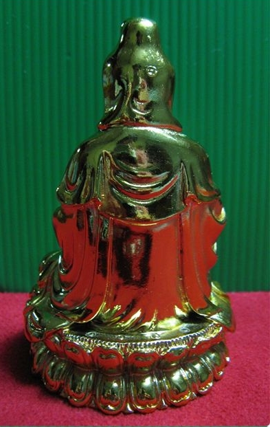 องค์เจ้าแม่กวนอิมนั่งประทับชันเข่าถือขวดน้ำทิพย์ค่ะ