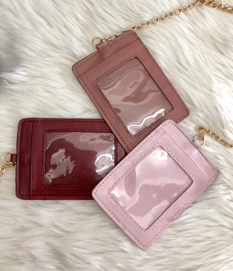 New arrival CHARLES & KEITH EMBELLISHED BUCKLE CLUTCH BAG 2018 พร้อมส่งรุ่นใหม่ล่าสุด กระเป๋าสำหรับใส่มือถือ หรือสัมภาระจุกจิก วัสดุลายหนังคาเวียร์ ด้านหน้าแต่งดีเทลหรูด้วยเม็ดพลอยอะไหล่ทองค่ะ เปิดปิดกระเป๋าแบบกดล้อค (กดปุ่มเข้าหากัน) ด้านในโล่ง สามารถใส่