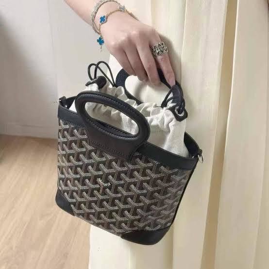 Goyard Beluga Mini Bag กระเป๋าสะพายทรงบัคเก็ต หูจับในตัว ภายในเป็นเชือกรูด น่ารักเกินต้าน เหมาะมากกับสาวๆสายแต่งตัวน่ารัก ขนาดกำลังพอดีไม่เล็กไม่ใหญ่เกินไป ควรมีมากค่า