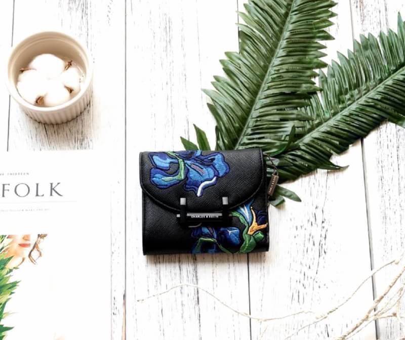 BEST SELLER! CHARLES & KEITH Peforated Wallet กระเป๋าสตางค์ใบสั้นพับ3ตอนรุ่นยอดนิยมวัสดุหนัง Saffiano สีดำประดับลายดอกไม้ Van Goh คลาสสิค ดีไซน์สวยเก๋ไม่ซ้ำใคร ด้านหน้าปั้มโลโก้เปิดปิดด้วยกระดุมเเม่เหล็ก ภายในมีช่องซิปสำหรับใส่เหรียญ หัวซิปปั้มโลโก้ มีช่อ