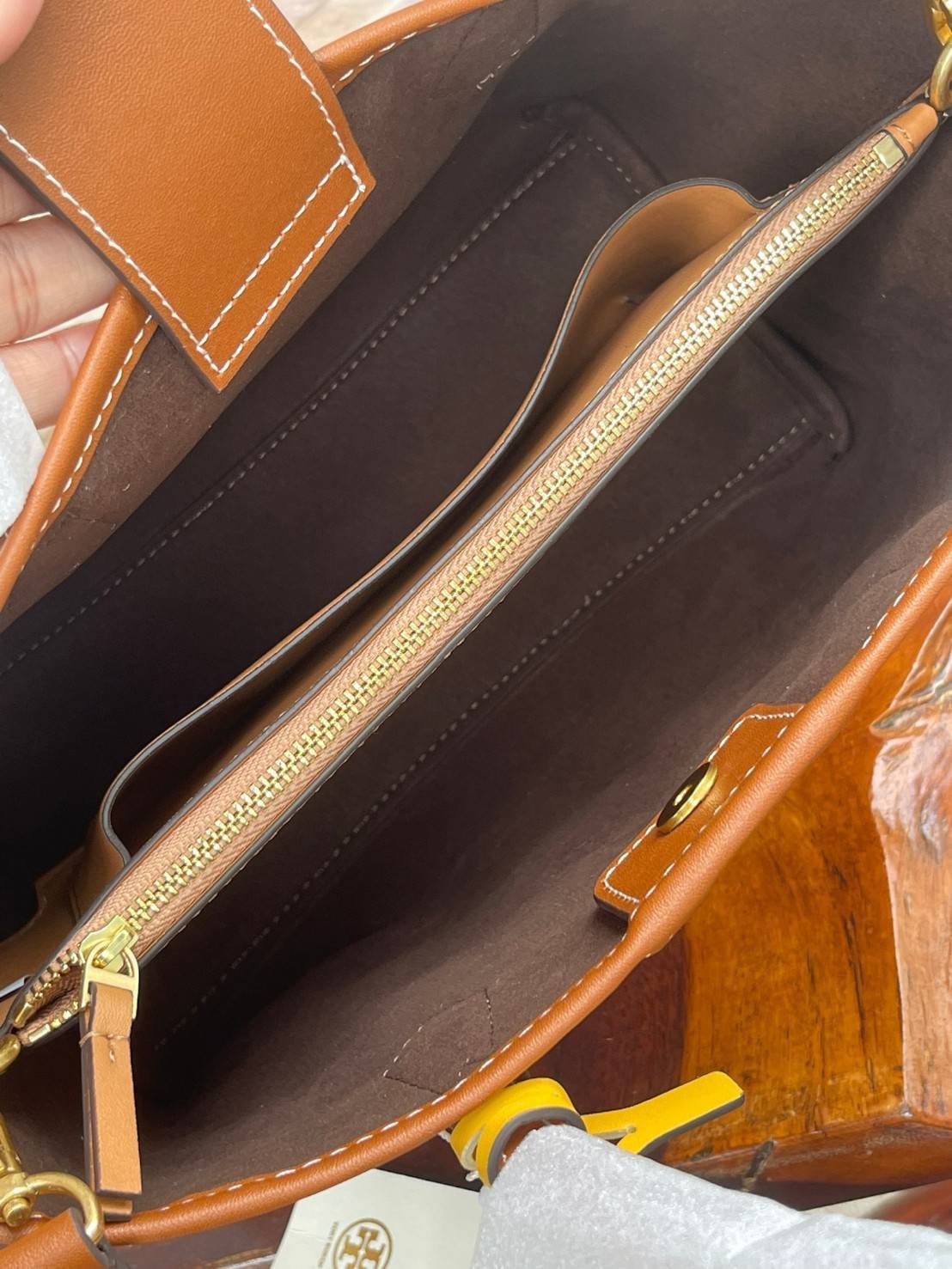 Tory burch perry fil coupe small triple-compartment tote กระเป๋าทรง Tote ยอดนิยม เหมาะอย่างยิ่งสำหรับการเป็นกระเป๋าคู่ใจ ใช้ในชีวิตประจำวัน ฐานกระเป๋ามีความแข็งแรงทนทานต่อการใช้งาน ภายในกระเป๋ากว้างขวาง ตอบสนองการใช้งานสูงสุด ตัวกระเป๋าตัดเย็บจากหนังแท้แล