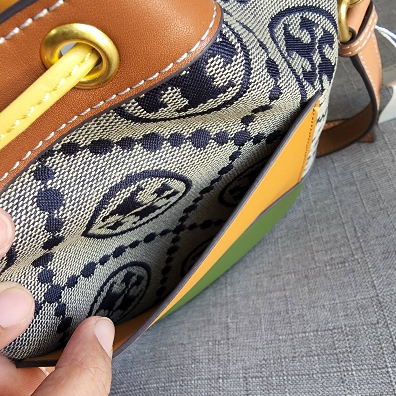 Tory Burch T Monogram Colorblock Bucket Bag กระเป๋าสะพาย ทรงบัคเกต รุ่นฮอต สไตล์ไหนเข้าได้ทุกลุค วัสดุ jacquard ตัดขอบหนังแท้ ภายในเป็นช่องโล่งกว้าง ใส่ของได้เยอะหยิบจับสะดวก มาพร้อมสายสะพายข้างหนังแท้ ถอดและปรับระดับได้สะพายชิวได้ทุกโอกาส