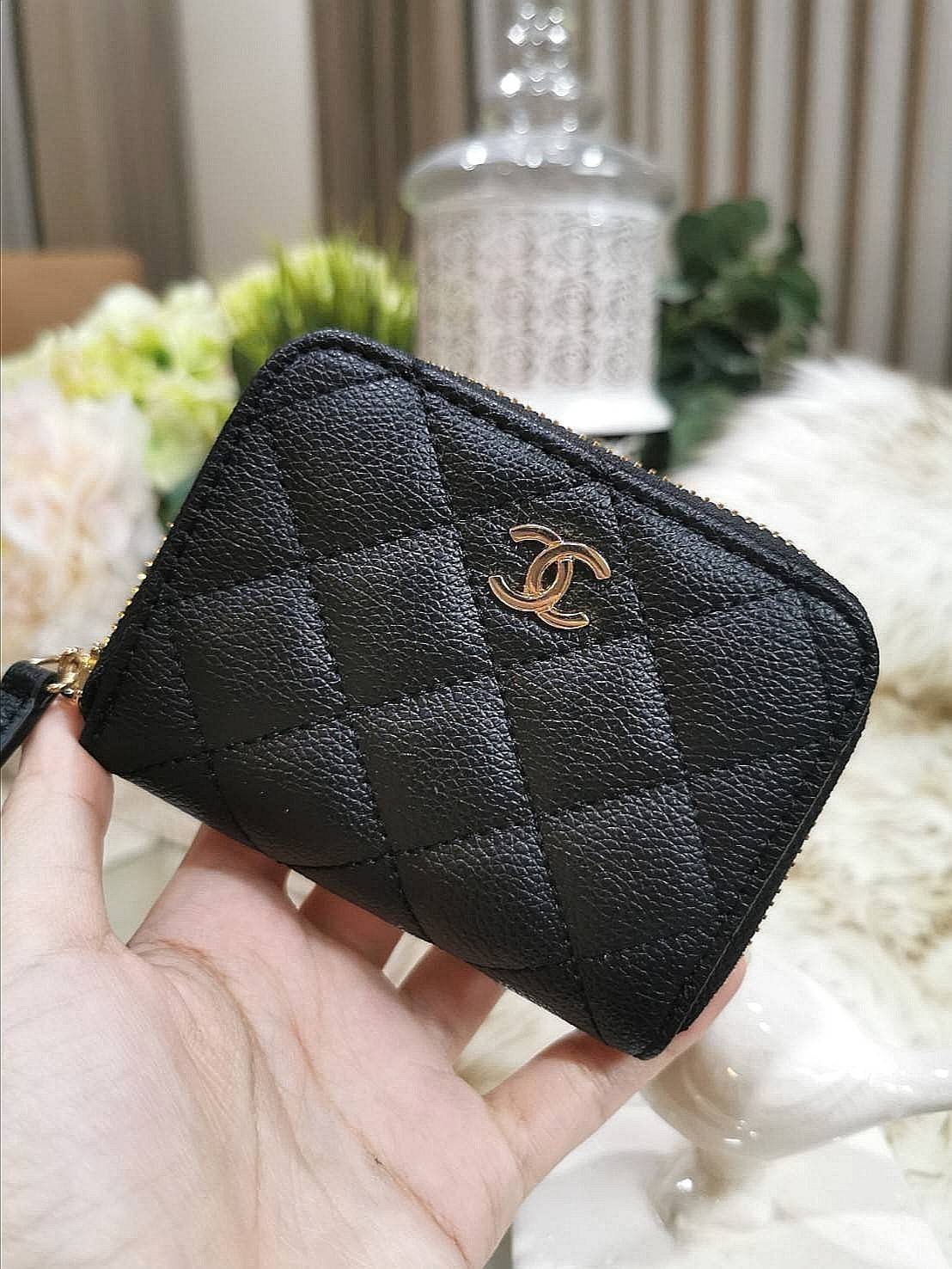 พรีเมี่ยมกิ๊ฟแท้ 100% 】CHANEL SHORT WALLET WITH ZIP VIP Gift With Purchase (GWP) พรีเมี่ยมกิ้ฟ Chanel ไอเท็มแนะนำวัสดุหนังด้านลายตารางสวยคลาสสิคไม่มีเอ้าท์ เปิดปิดด้วยซิปสะดวกใช้