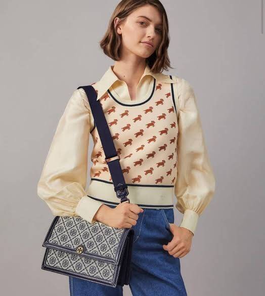 Tory burch t monogram jacquard shoulder bag คอลเลคชั่น T Monogram สำหรับคอลเลคชั่นฤดูใบไม้ผลิ 2021 เราสร้างสรรค์ลายโมโนแกรมที่ได้รับแรงบันดาลใจมาจากลวดลายการถักทอผ้าห่มของชาว Pennsylvania Dutch แบบดั้งเดิม เป็นการเฉลิมฉลองโลโก้สุดไอคอนนิคของแบรนด์ โดดเด่น