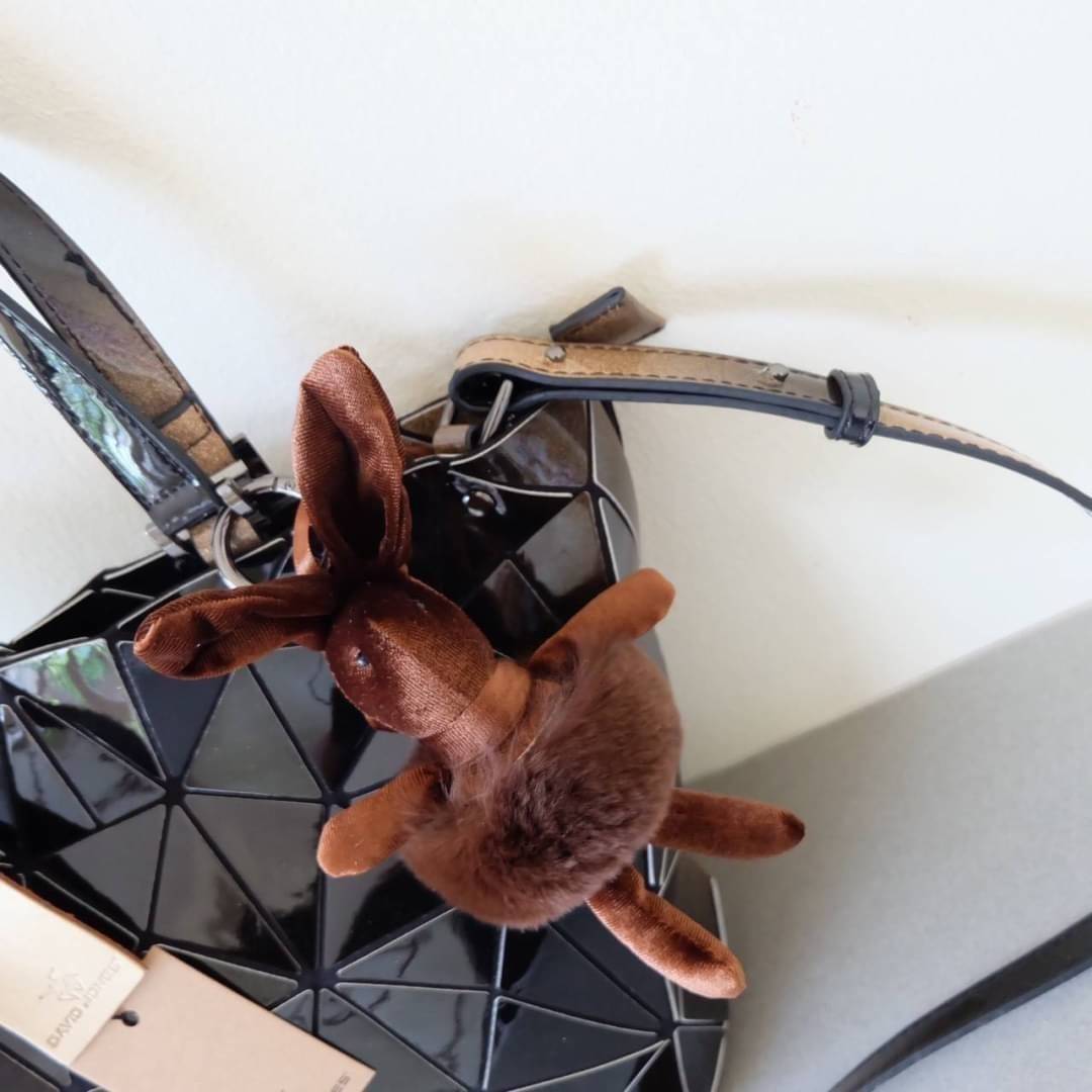 David Jones กระเป๋าสะพายข้างดีไซน์เกร๋มาก สีสวยหรูมาก ขนาดกะลังดีเลย น้ำหนังเบามากคะ ภายในมีช่องเก็บของจุกจิกได้ ฟรีตุ๊กตากระต่ายDV