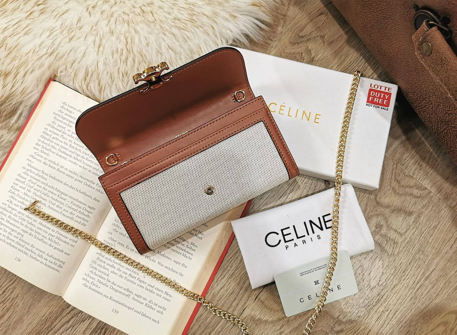 พรีเมี่ยมกิ๊ฟแท้ 100% 】CELINE LONG WALLET BAG VIP GIFT WITH PURCHASE-GWP กระเป๋าพรีเมี่ยมกิ๊ฟ Limited จาก CELINE HAUTE PARFUME DUTYFREE COUNTER วัสดุ Triomphe Canvas สวยอยู่ทรงเปิดปิดด้วยฝาปิดประดับโลโก้แบรนด์สีทองด้านหน้า ภายในมีช่องแบ่งเยอะมากค่ะ