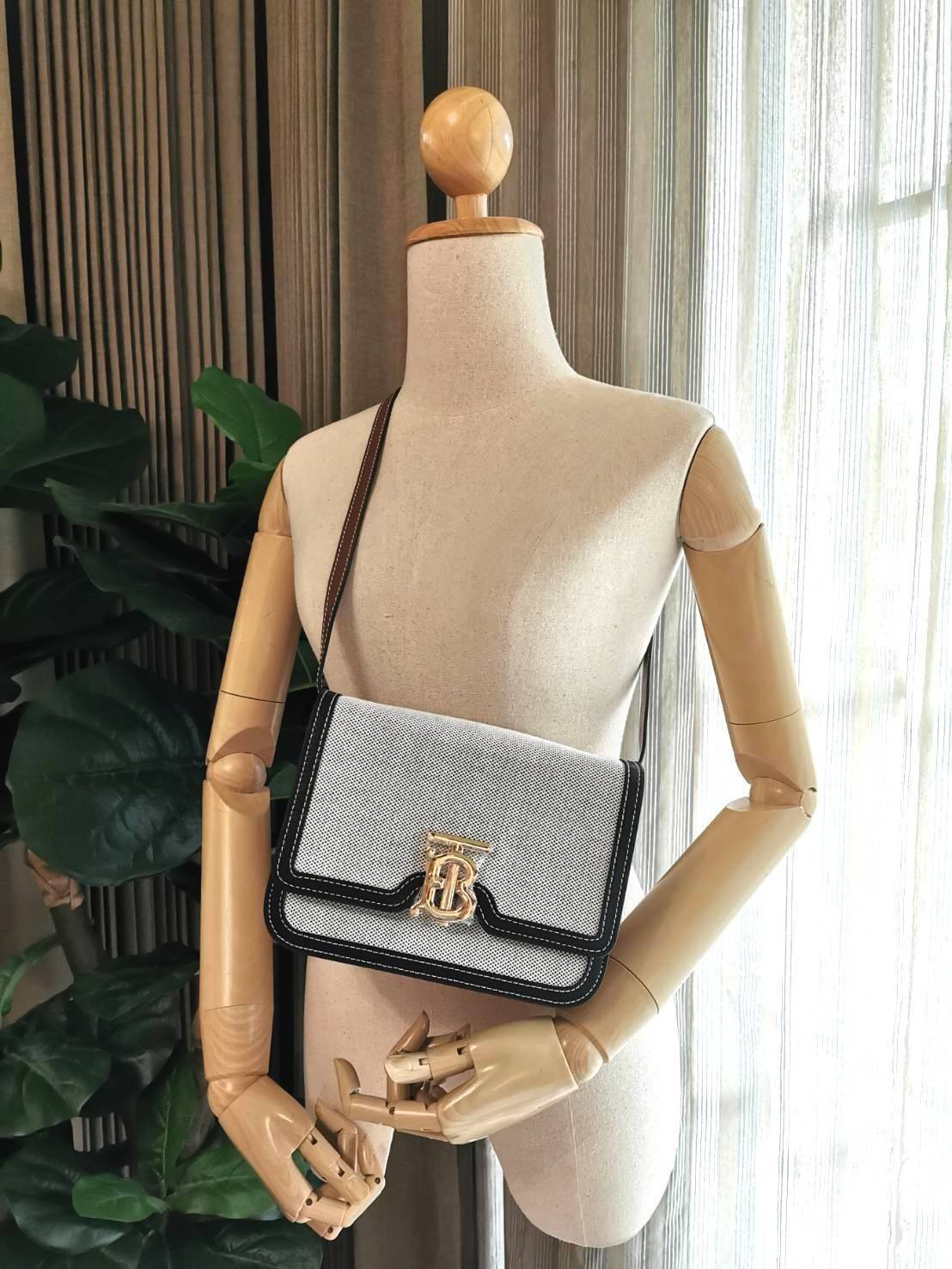 BURBERRY FRAGRANCES CROSSBODY BAG VIP GIFT WITH PURCHASE (GWP) พรีเมี่ยมกิ๊ฟรุ่นใหม่ล่าสุด Limited Edition วัสดุ Canvas & Leather ทรงเหลี่ยมสวยหรูอยู่ทรงโลโก้แบรนด์ด้านหน้าเปิดปิดด้วยฝาปิดสัญลักษณ์รูปตัวBภายในมีช่องแบ่งเป็นสัดส่วนใส่มือถือของจุกจิกได้ สาย