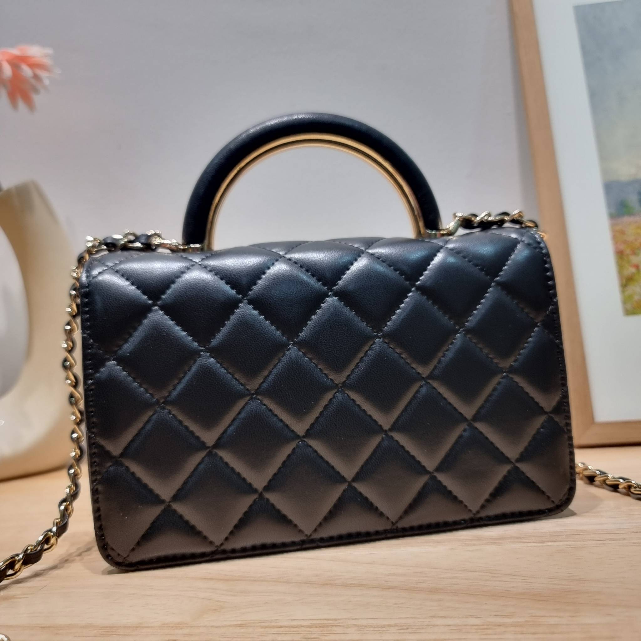 CHANEL woc with top handle black / CHANEL WALLET ON CHAIN กระเป๋าสะพายข้างไซส์กำลังดี สวยหรู ดีไซน์คลาสสิคผสานกิมมิคประจำแบรนด์ ทำให้ไอเท็มนี้เพิ่มมูลค่าขึ้นไปอีก สร้างสรรค์ตัวกระเป๋าด้วยหนังแกะ สัมผัสสบายมือ ใช้งานสะดวกด้วยกระดุมแม่เหล็ก ภายในกระเป๋าแบ่ง