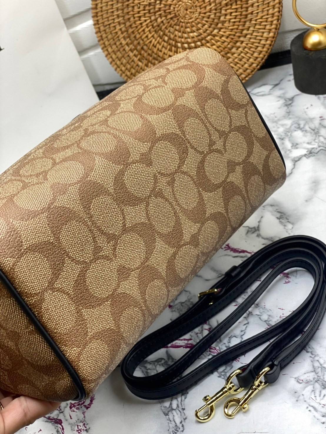หมอน 9” COACH MINI BENNETT SATCHEL CROSSBODY BAG พร้อมส่ง ทรงฮิตของสาวๆค่ะ!! กระเป๋าถือ//สะพายข้าง จาก coach factory ทรงหมอน วัสดุลายหนังสวย หนังป่องยวบคืนตัวได้ดีมากๆค่ะ ด้านหน้าห้อยพวงแบรนด์ พร้อมมีโลโก้แบรนด์ เปิดปิดกระเป๋าด้วยซิป ภายในกว้าง ใส่กระเป๋า