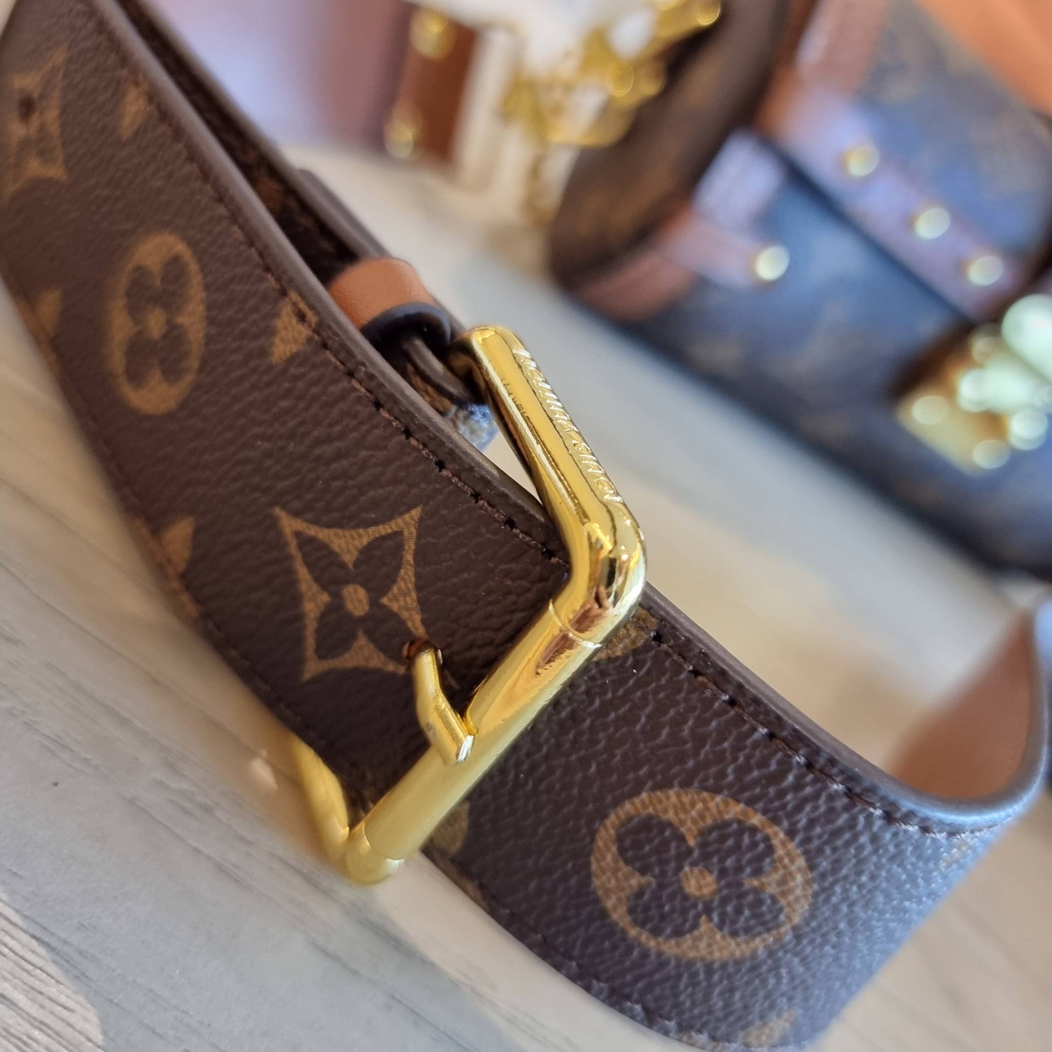 LV PAPILON TRUNK BAG กระเป๋าทรงสวย ดีไซน์หรู ไม่เหมือนใคร มีสายมาให้ 2 เส้น สายโซ่และสายหนังสปอร์ตเส้นใหญ่ วัสดุหนังแคนวาส เปิดปิดด้วยตัวกดล็อค ภายในโล่งกว้าง ใส่ของได้สบายๆที่สำคัญ ใบจริงสวยสุดคุ้ม งานหายาก ที่ไม่อยากให้สาวๆพลาดกันจ้า มาพร้อม box set ให้