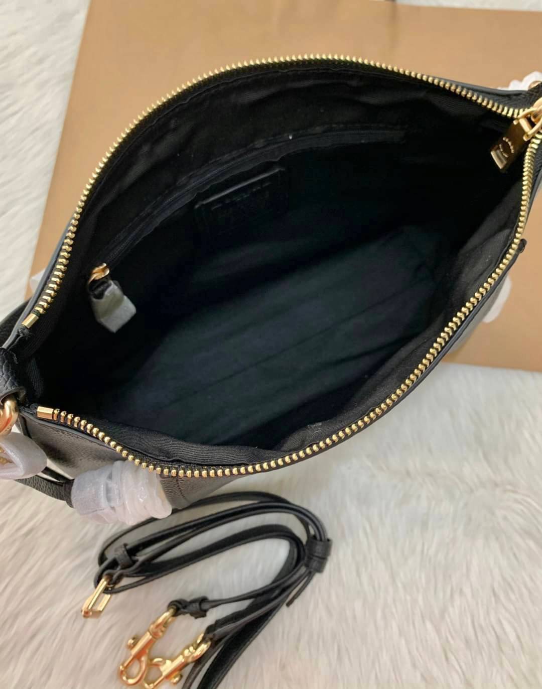 COACH SMALL MARLON SHOULDER BAG ((1600//1597)) 🌈พร้อมส่งที่ไทยอีกครั้ง ตามคำเรียกร้อง ห้ามพลาด! กระเป๋าหิ้ว//คล้องไหล่//สะพายข้างได้ หนังแท้ ทรงสวยมากค่ะ ด้านหน้ามีช่องซิปซ่อนแบบหนังห้อยให้2ช่อง ใส่ของจุกจิกค่ะ เปิดปิดกระเป๋าแบบซิป ภายในกว้างใส่ขอ