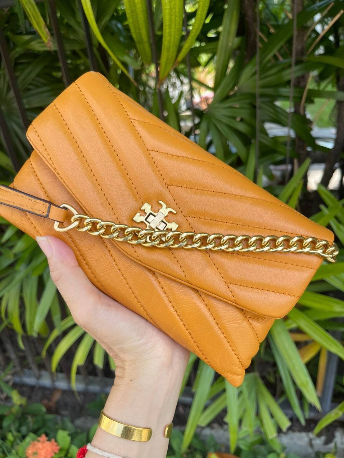 ของแท้ 💯% 】Tory Burch Kira Chevron Chain Wallet Bag เน้นความเรียบหรูดูแพง ต้องยกให้รุ่นนี้ ซึ่งมีขนาดกะทัดรัด ให้ลุคสาวมั่น Active ดูทะมัดทะแมง เหมาะสะพายในวันลำลอง และด้วยความที่เป็นแบรนด์ของทอรี่
