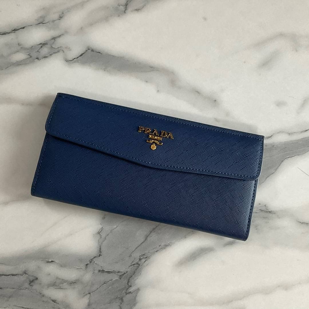 PRADA LONG WALLET Best Seller กระเป๋าสตางค์รับทรัพย์ ทรงหรู ลายหนัง SAFFIANO มีช่องใส่บัตร ถึง 12 ช่อง และช่องซิปใส่ของจุกจิกได้ น้ำหนักเบา จับถนัดมือ ขนาดกำลังดี