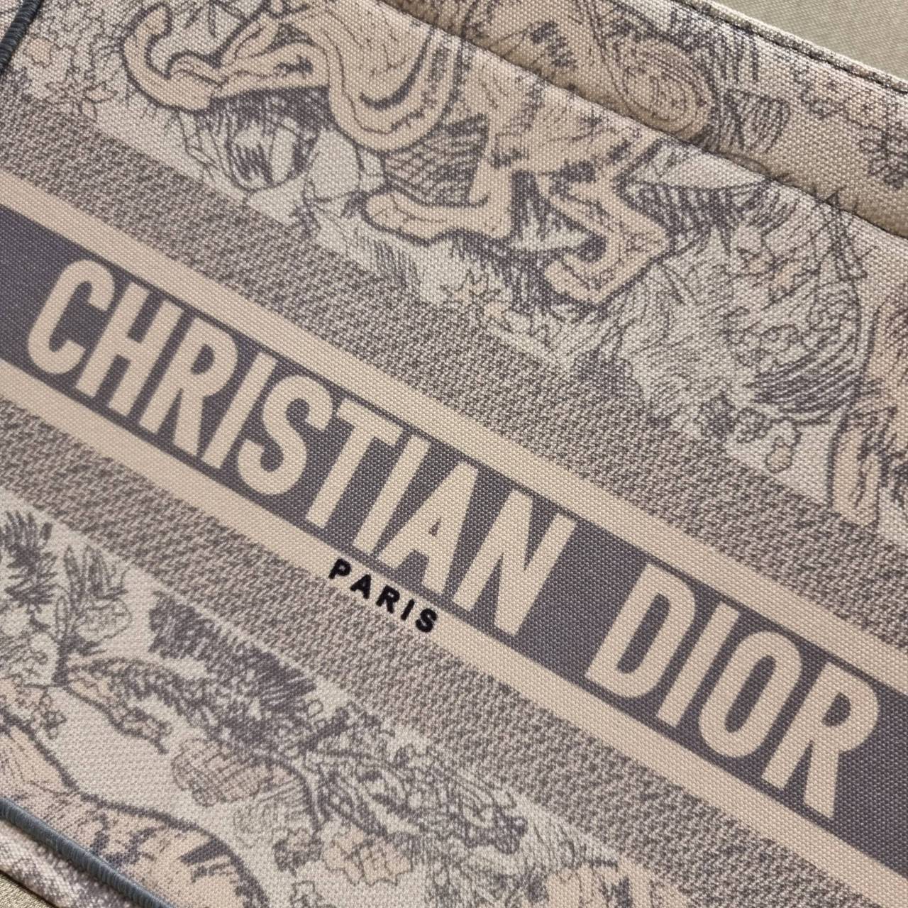 VIP 】HOT ARRIVAL!! DIOR CD SHOPPING BAG WITH GWP กระเป๋าทรงช้อปปิ้งใบใหญ่ จุใจ!! พรีเมี่ยมกิ๊ฟรุ่นดับเบิ้ลฮอต ดีไซน์คลาสสิควินเทจ สวยหรู วัสดุผ้าแคนวาสลายกราฟฟิค ภายในโล่งกว้างมากๆ ใส่ของจุสุดๆ โน้ตบุ้ค ไอแพด กระเป๋าสตางค์ มือถือ หรือเสื้อผ้ายังได้ สะพายค