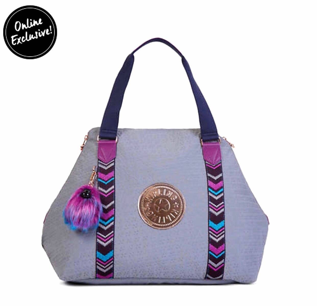 พร้อมส่งรุ่นหายาก NEW! KIPLING ART M TOTE BAG กระเป๋าถือหรือสะพายรุ่นใหม่ Special Limited Edition วัสดุ Nylon+Polyester 100% น้ำหนักเบาโดดเด่นที่สามารถรูดซิปมุมกระเป๋าเปลี่ยนทรงได้ไม่จำเจ มีหูหิ้วสะพายไหล่เเละสายยาว crossbody เลื่อนปรับระดับได้ มือจับหูหิ