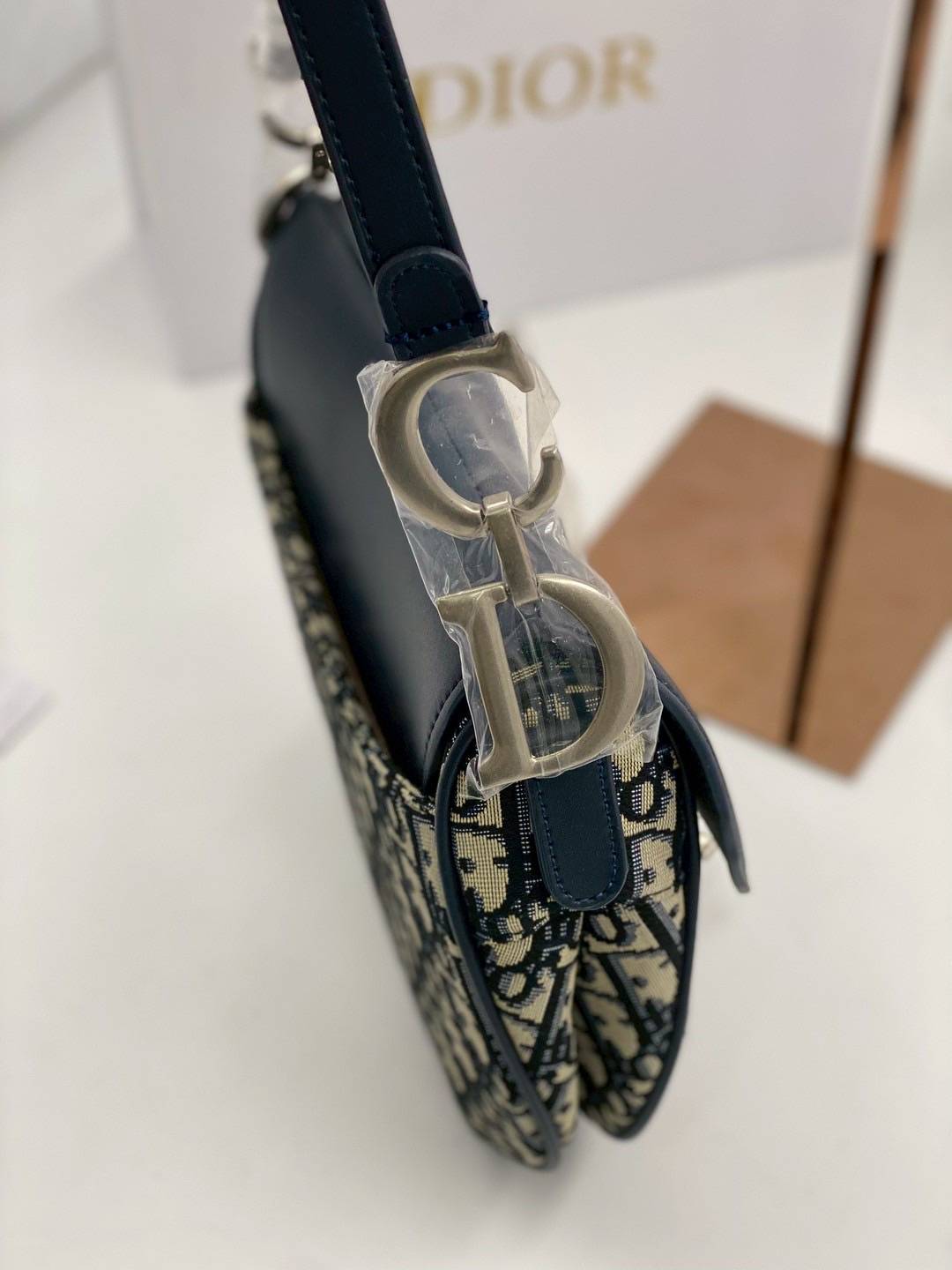 ORI หนังแท้ | DIOR Saddle Bag with Strap กระเป๋าถือ/สะพายทรงอานม้า รุ่นยอดนิยมที่มีเอกลักษณ์สวยงามเหนือกาลเวลา รุ่นใหม่ฝาพับแบบหนัง