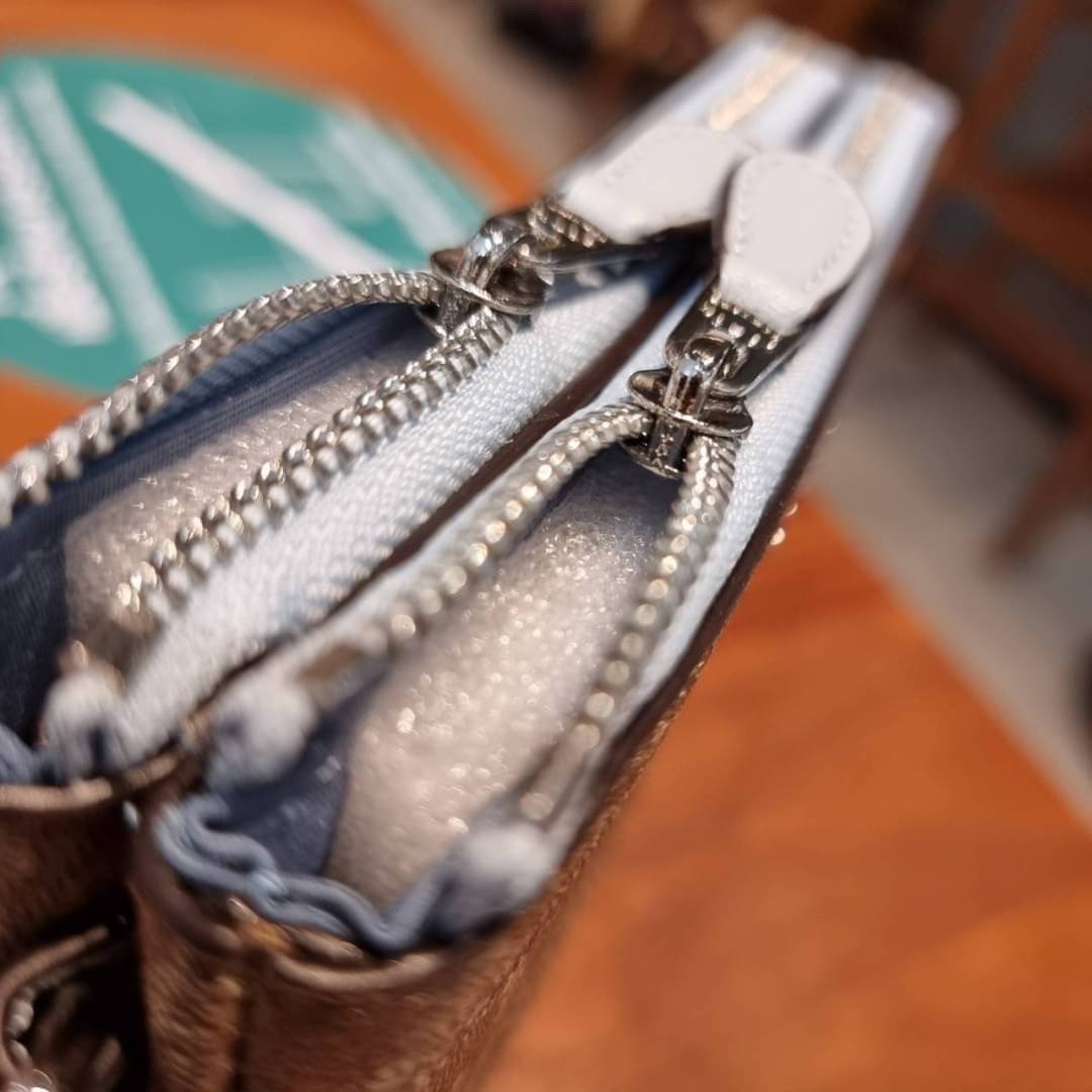 COACH F87591 DOUBLE CORNER ZIP WALLET IN SIGNATURE COATED CANVAS คล้องมือรุ่น 2 ซิป!! มาแล้วจ้า 🌟🤗 ไซส์นี้คือเหมาะมือจริงๆ พกง่ายเช่นเคย ไม่ต้องกังวลว่าจะเกะกะหรือกินพื้นที่กระเป๋าหลัก วัสดุหนังแคนวาสเคลือบลาย มีช่องหลักแยก 2 ช่อง ภายในบุผ