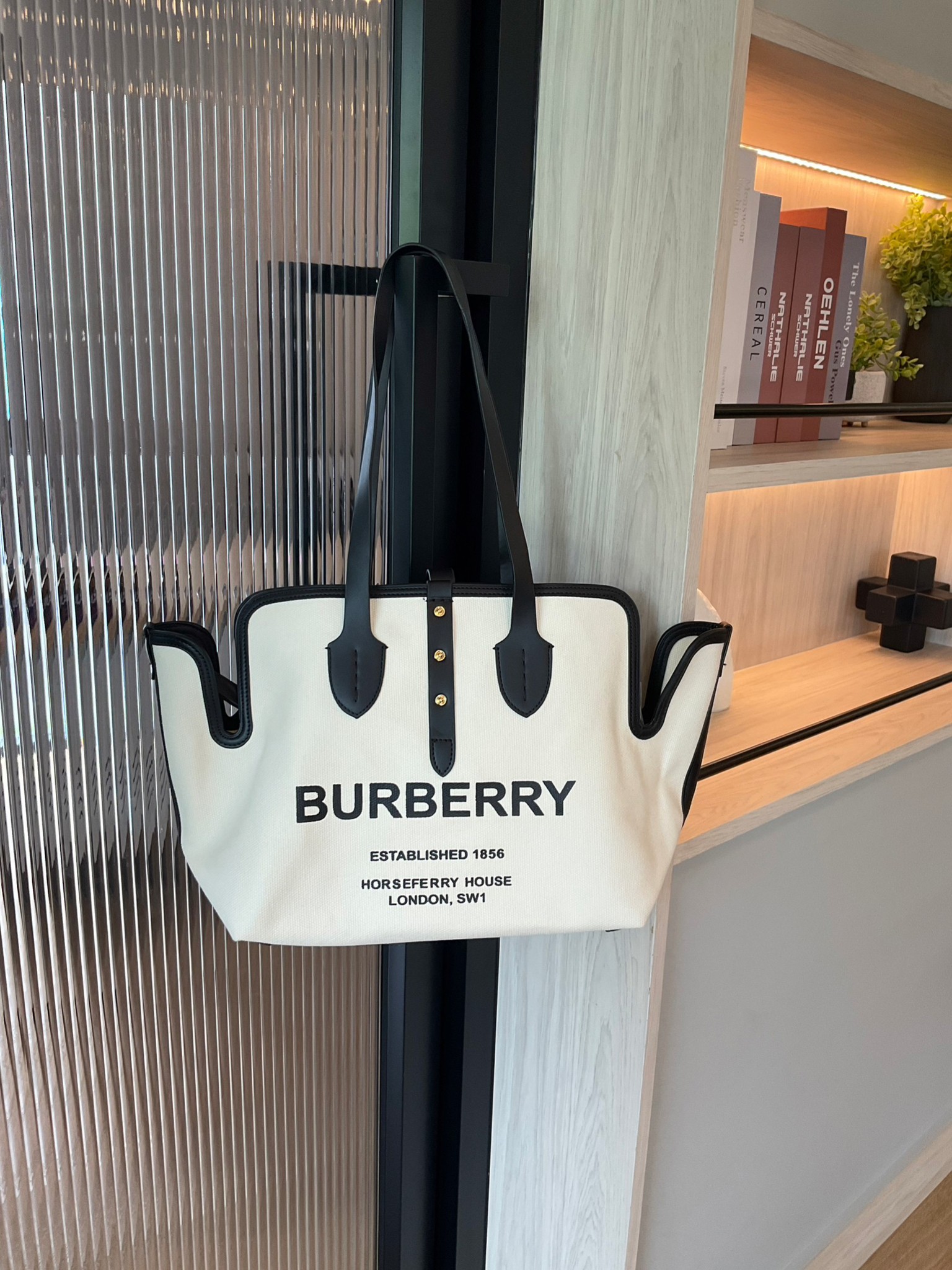 BURBERRY FRAGRANCES TOTE BAG พร้อมส่งรุ่นใหม่!! BURBERRY LARGE LONDON TOTE BAG IN WHITE / Burberry Canvas Logo Tote Bag กระเป๋าสะพายไหล่ทรงช้อปปิ้ง ทรงคลาสสิค ฮิตตลอดกาล ตัวกระเป๋าวัสดุหนังผ้าแคนวาส