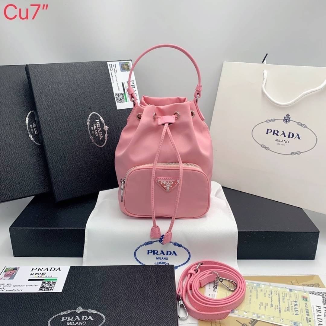 Prada Duet Re-Nylon Bucket shoulder bag / Prada Nylon bucket bag Pastel กระเป๋าสะพายข้าง ไซส์มินิ น้องทรงขนมจีบ น่ารัก น่าใช้ พร้อมสายยาว(ถอดได้) สีพาสเทลน่ารักละมุนมากๆ ค่ะ