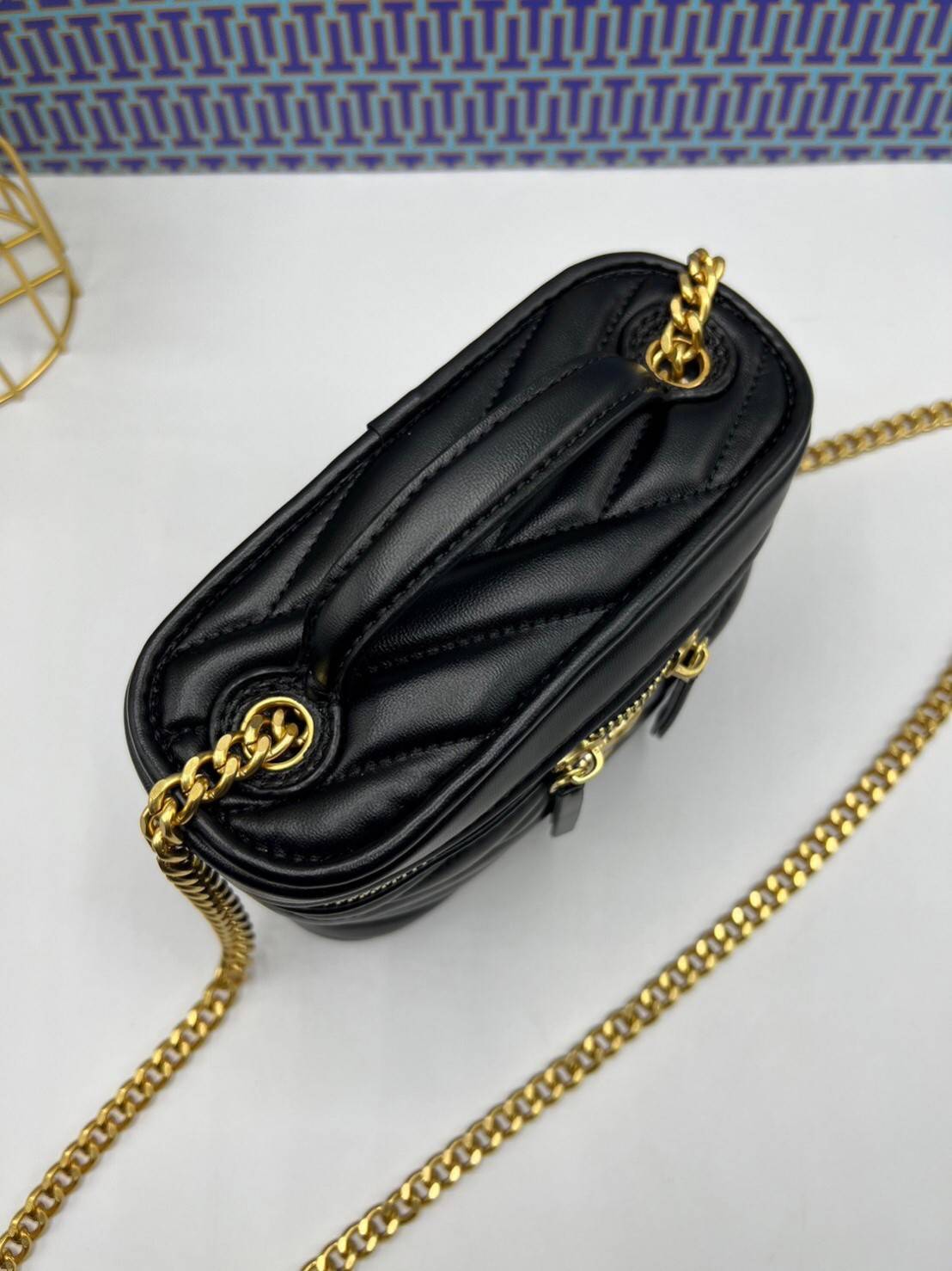 TORY BURCH Kira Chevron Mini Vanity Case Bag กระเป๋าถือ/สะพาย ใส่เครื่องสำอางค์ ใส่ของใช้จำเป็นได้ ทรงกล่องสวย ที่สามารถใช้เป็น everyday bag สะพายได้ทุกวัน