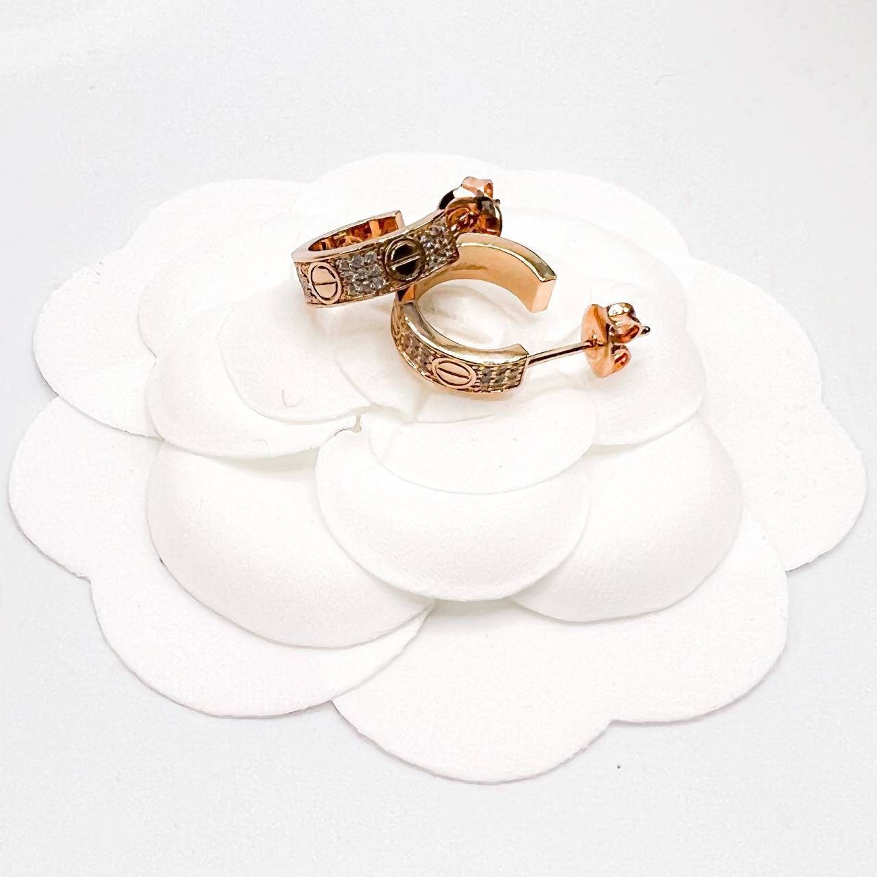 CARTIER LOVE EARRINGS ต่างหูคาเทียร์ รุ่น LOVE มีเพชร พร้อมกล่อง ภาพถ่ายจากงานจริง งานปั้มวัสดุโลหะเคลือบขึ้นเงาตามรูป ใช้งานต่างประเทศได้