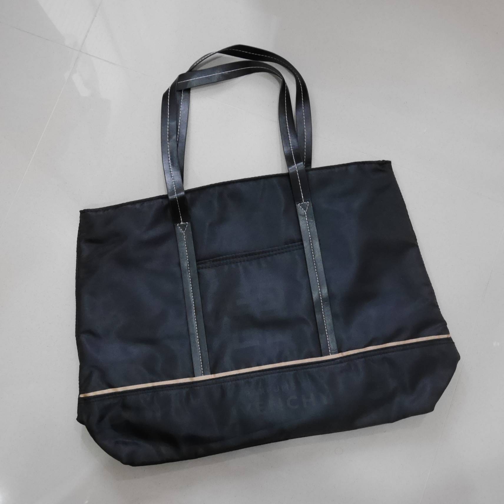 GIVENCHY PARFUME NYLON BAG ของแท้ จากเคาเตอร์แบรนด์น้ำหอม GIVENCHY ค้า ใบใหญ่จุใจ สะพายไหล่ วัสดุ ผ้าร่มหนานุ่ม กันน้ำออกแบบเก๋ๆ ด้วย สายหนังยาว สะพายไหล่ มีช่องใส่ของด้านหน้า ด้านใน บุด้วยผ้าปั้มโลโก้แบรนด์ มีช่องซิป 1 ช่อง ใส่มือถืออีก 1 ช่อง เปิด-ปิดด้