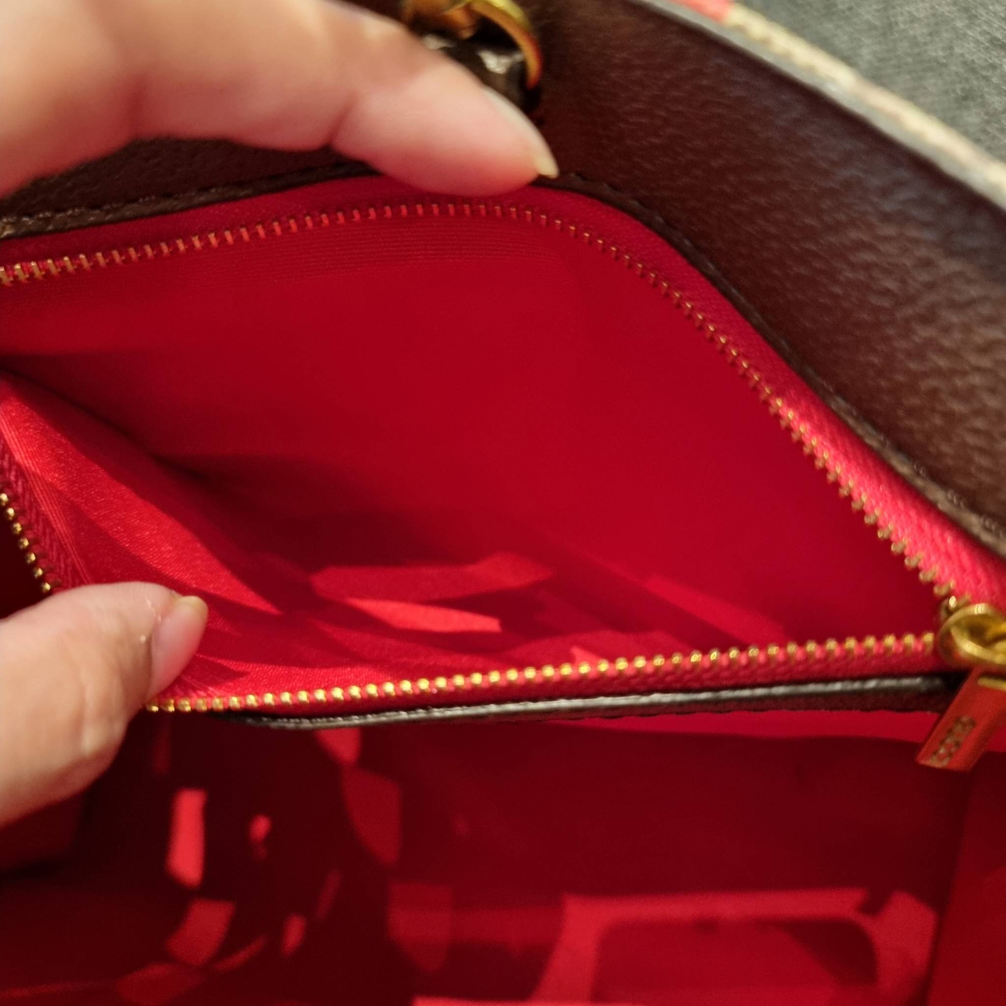 GUCCI Tiger GG small tote ใบใหญ่ ร้อนแรงไฟลุก!! ต้อนรับปีเสืออย่างเป็นทางการ จัดให้แบบเลิศๆ กับกระเป๋าทรงโท้ท วีไอพีพรีเมี่ยมกิ๊ฟ ไซส์ใหญ่ โดดเด่นด้วยจัมโบ้ฟอนท์ สวยเอกลักษณ์ วัสดุหนังแคนวาส ภายในโล่งกว้างมาก ใส่ของแบบแน่นๆ จุๆไปได้เลย หมดห่วง!! และยังมีส