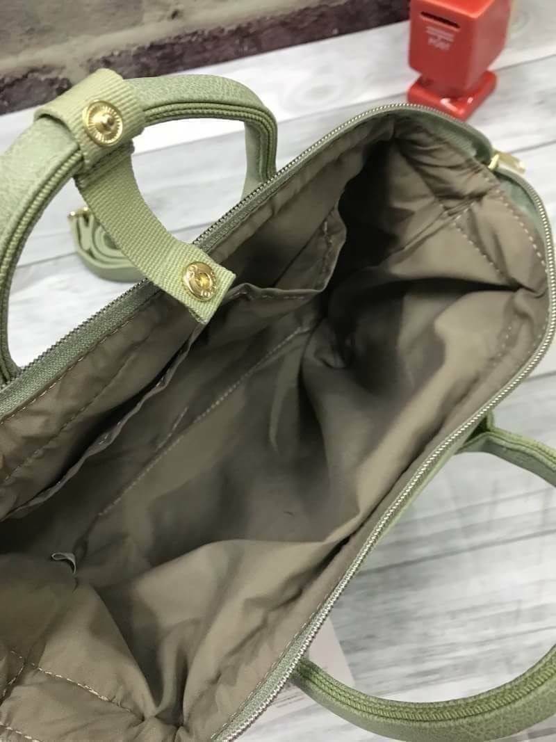 Anello polyester 2 way mini boston bag จากแบรนด์ดังในประเทศญี่ปุ่น กระเป๋าสไตล์คลาสสิค มีโครงปากกระเป๋ากว้างเป็นสัญลักษณ์ วัสดุหนังpu กันน้ำได้ ภายในมีช่องใหญ่และช่องเล็กด้านข้าง2ช่อง เปิดปิดด้วยซิปคู่ มีตัวล้อคที่หูจับ ด้านหน้ามีช่องซิปเล็กใช้งานได้จริง 