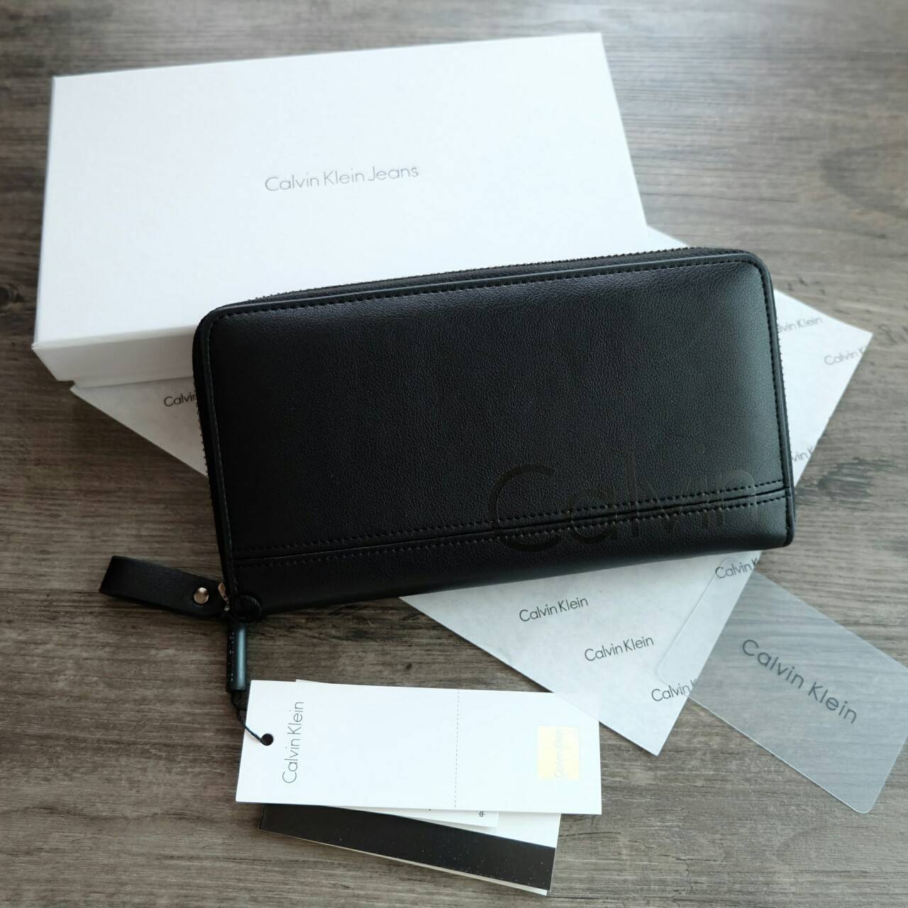 Calvin Klein Long Wallet กระเป๋าสตางค์ใบยาวซิปรอบ ภายในมีช่องใส่ธนบัตร ช่องใส่บัตรหลายช่อง และช่องซิปสำหรับใส่เหรียญ จะมอบเป็นของขวัญหรือใช้เองก็แนะนำเลยค่ะ