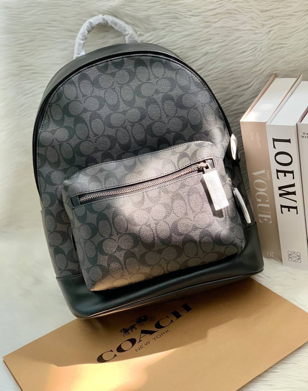 OUTLET 】New in!! 🌈ใบใหญ่ คุ้มค่าทีเดียวค่ะ🌈 COACH WEST BACKPACK IN SIGNATURE((2736)) พร้อมส่งที่ไทย สินค้าเข้าใหม่ค่ะ!! กระเป๋าสะพายหลัง มีหูหิ้ว หนังแท้นิ่ม ใบใหญ่ใส่จุมากกค่า! มีช่องซิปตอนหน้า2ช่อง; ช่องหลัก2ช่องใหญ่ โล่งลึก จุของได้มากท