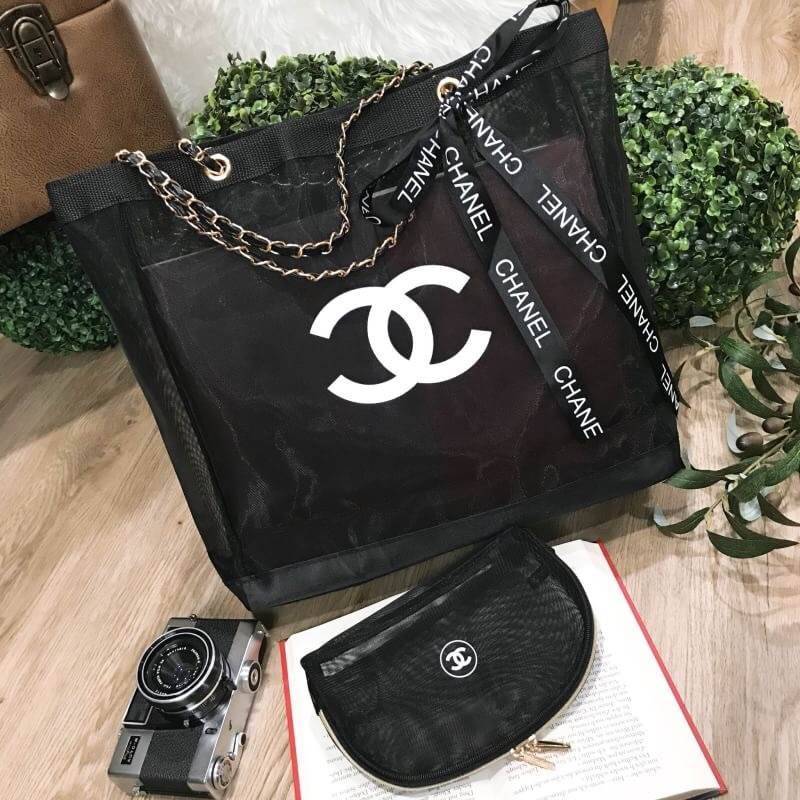 ห้ามพลาด Set สุดคุ้ม! ซื้อ1ได้ถึง2! Chanel GWP Shopping Bag With Pouch VIP Gift With Purchase กระเป๋าสะพายทรง Shopping Bag พร้อมกระเป๋าPouchใบเล็กเข้าชุดเเพ็คคู่รุ่น Limited Edition พรีเมี่ยมกิ้ฟแท้จาก Chanel Perfume Counter วัสดุ Nylon โปร่งคุณภาพดี ใบให