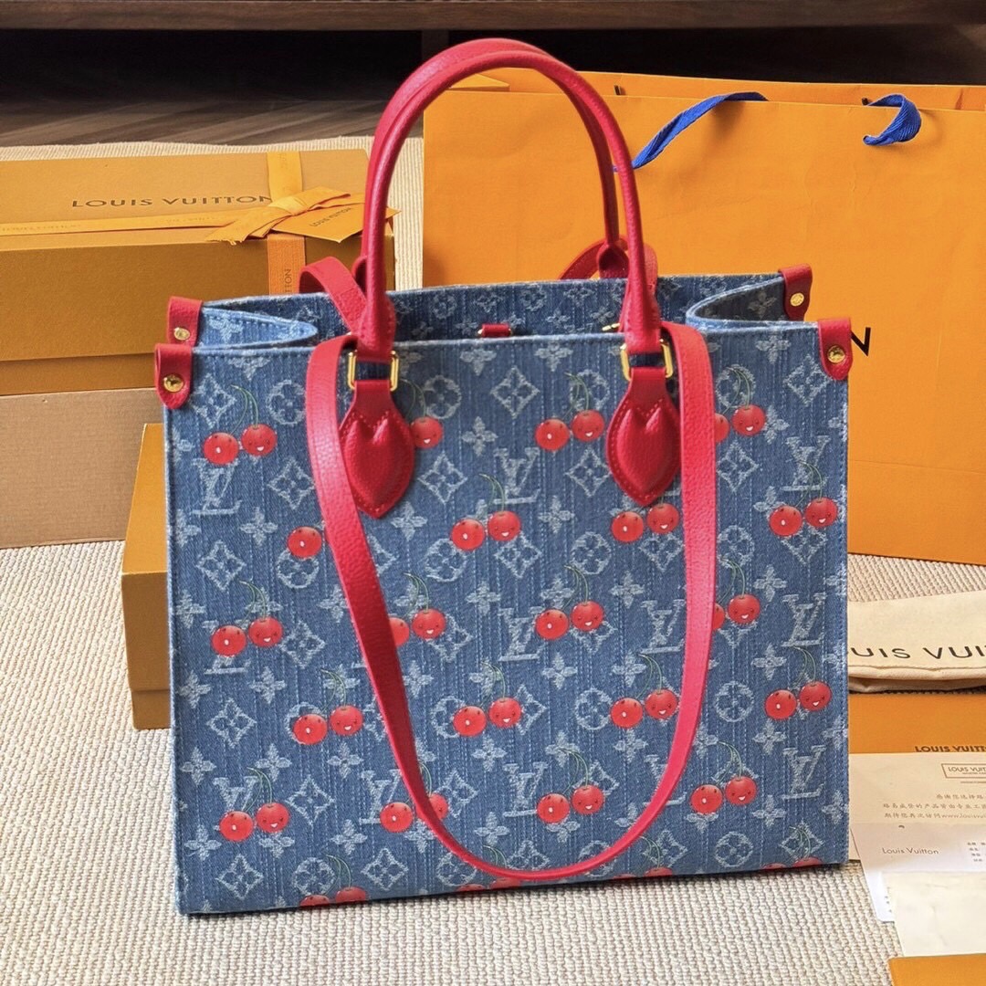 LV OnTheGo MM Monogram cherry denim 35cm กระเป๋าสะพายทรงโท้ทใบใหญ่ จุของได้เยอะ ไอเท็มสุดโดดเด่นมีชีวิตชีวา ด้วยเดนิมวินเทจปักลายเชอร์รี่สีสันสดใสสะดุดตาสะท้อนสไตล์ไอคอนิก