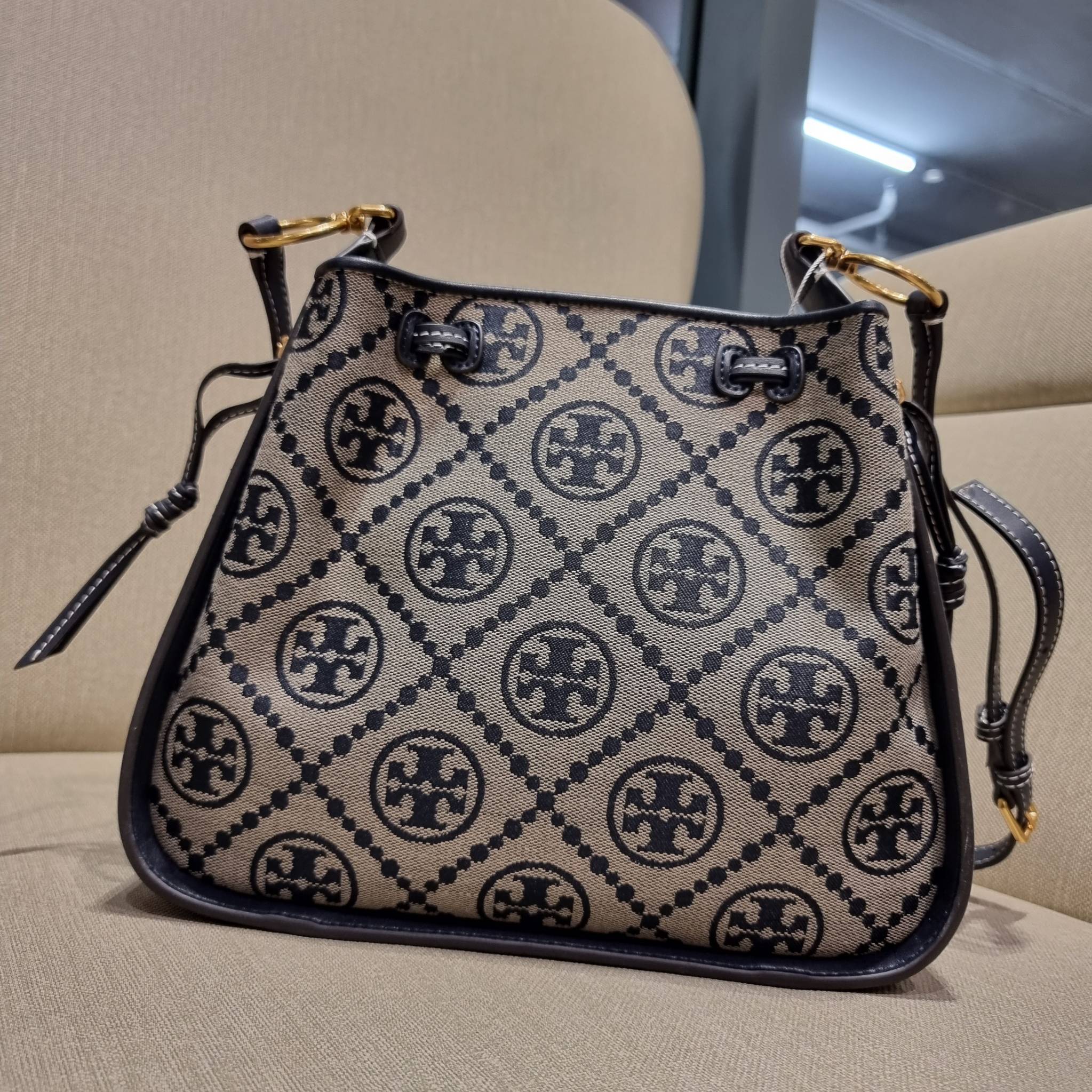 TORY BURCH T MONOGRAM JACQUARD BELL BAG คอลเลคชั่นใหม่ กับกระเป๋าลายโมโนแกรมยอดฮิต ที่มาในรูปทรงดีไซน์สวยเก๋ ชิคๆคูลๆ รับรองว่าไม่มีเกร่อ ตัวกระเป๋าทรงเหลี่ยม รูปเก็บทรงได้ในส่วนของปากกระเป๋า หรือไม่รูด ก็ได้ความสวยไปอีกแบบ วัสดุผ้า jacquard ตัดสลับหนังแท