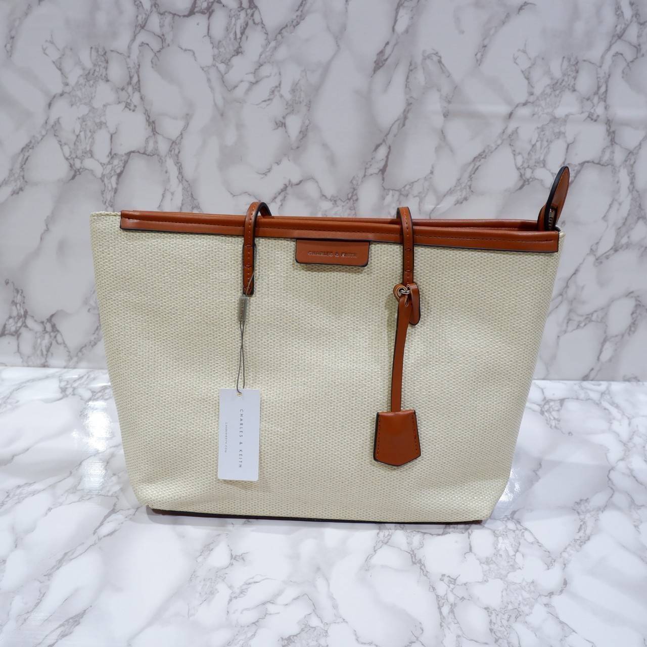 Charles & Keith Black Textured Tote Bag ฮอตฮิตตลอดกาลสำหรับรุ่นนี้ รุ่นยอดนิยม!! มากี่รอบกี่รอบก็ขายดี ใครไม่มีรุ่นนี้ติดตู้ไว้ถือว่าเชยมาก(!!) กระเป๋าสะพายทรง Shopping bag ใบใหญ่จุของได้ใจ น้ำหนักเบา โดดเด่นด้วย Textured วัสดุสานรอบใบ ตัดขอบหนัง สวยอยู่ท