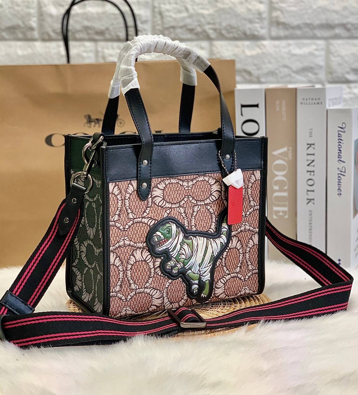มาสคอตที่รัก 💋 ยังไม่เข้าช๊อปไทย สวยก่อนใครไปเลยจร้าา COACH X MICHAEL B. JORDAN FIELD TOTE 22 IN MUMMIFIED SIGNATURE CANVAS WITH REXY ((C6971)) พร้อมส่งที่ไทยทันทีค่ะ! MICHAEL B.JORDAN ร่มมือกับCoach ออกแบบกระเป๋าทรงTote กนังแท้นิ่มมือ ใหม่ลาสุดมา
