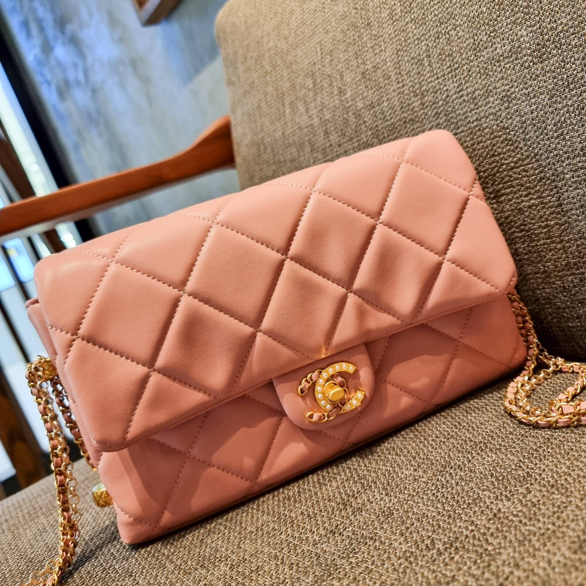 VIP 】สวยหรูพร้อมเสิร์ฟ!! กับไอเท็มสุดเลิฟจาก Chanel กระเป๋าสะพายที่สุดของความคุ้มค่า วัสดุหนังแกะนิ่มเต็มใบ เปิด-ปิดกระเป๋าด้วยตัวบิดล็อค ภายในกระเป๋าบุผ้าสวยหรู มีช่องโล่งกว้างจุของได้สบาย ใส่โทรศัพท์ กระเป๋าสตางค์ได้ มีช่องซิป 1 ช่อง ช่องย่อย 1 ช่อง ดีเ