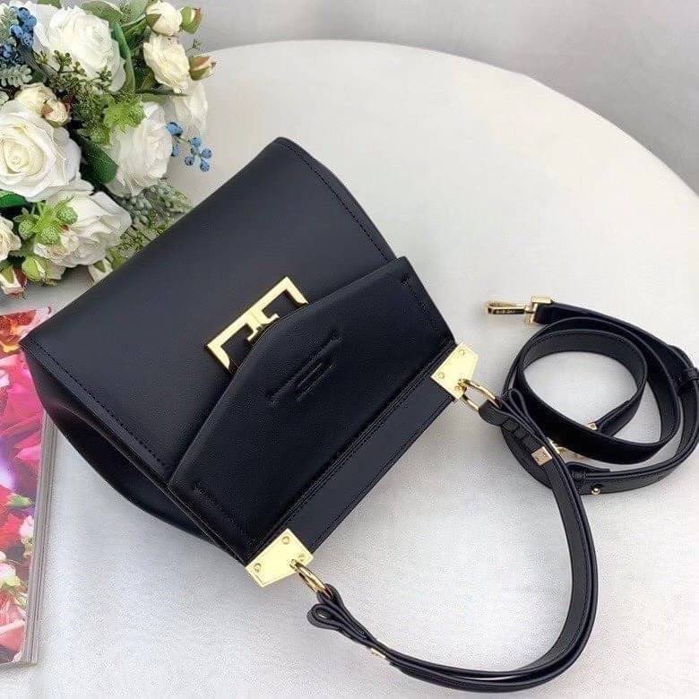 หนังแท้ Givenchy Mini Mystic Calfskin Leather Satchel / Givenchy Top Handle Bag กระเป๋ารุ่นใบใหม่จากแบรนด์หรู การออกแบบเชิงมุมโดดเด่นด้วยแผ่นปิดสามเหลี่ยมที่มีรายละเอียดพร้อมการปิดด้วยแม่เหล็ก double-G พกติดตัวไว้ที่หูหิ้วด้านบนหรือสวมสายสะพายทรงเรียวเพื่