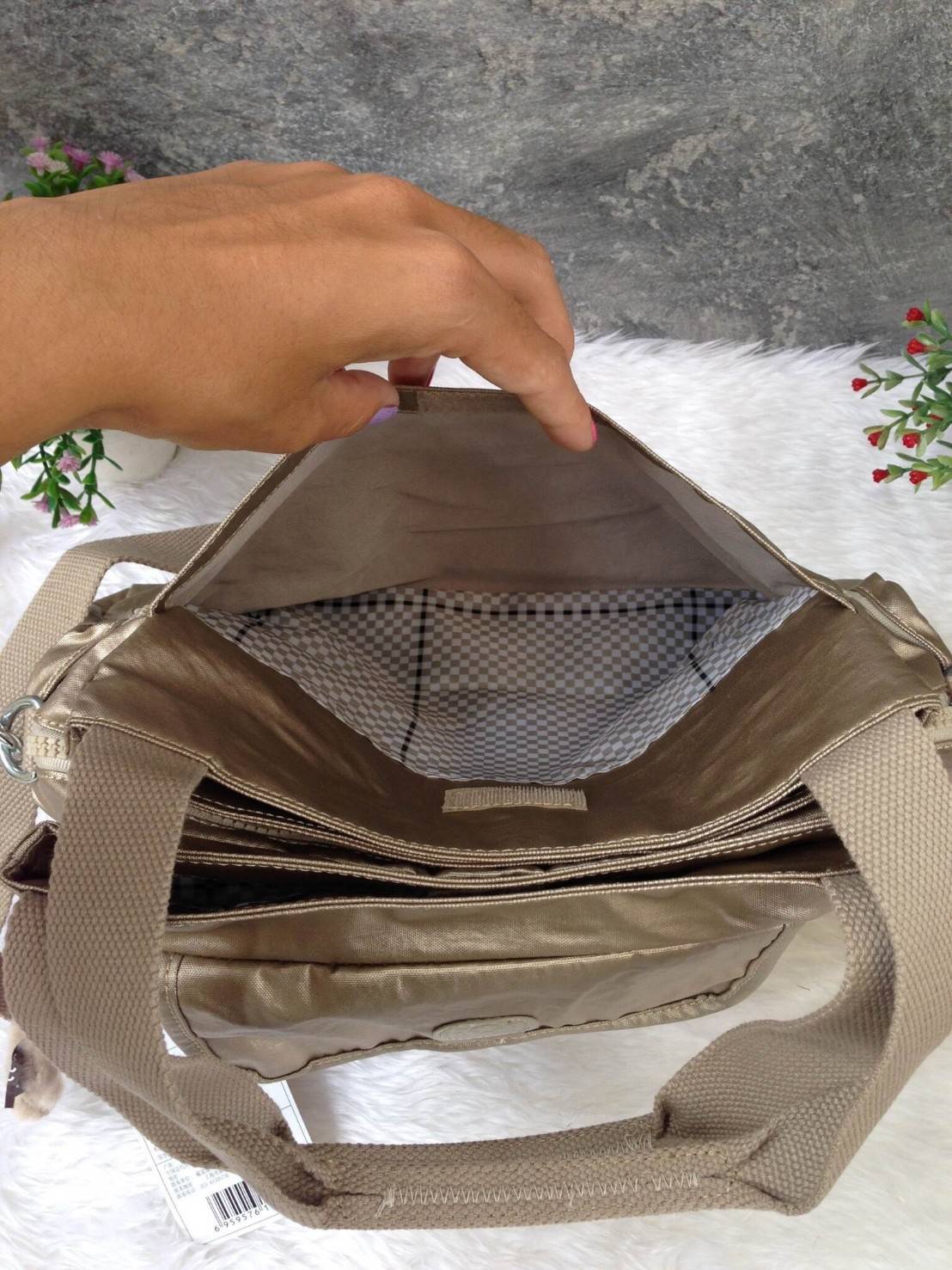 KIpling Felix Large Handbag Bag กระเป๋าถือหรือสะพายสไตล์ลำลองวัสดุ Nylon + Polyester 100% น้ำหนักเบามีหูหิ้วเเละสายสะพายยาวเลื่อนปรับระดับได้ถอดได้ เปิดปิดด้วยซิปสะดวกใช้ โลโก้เเบรนด์ มีช่องแบ่งถึง3ช่องเเยกเป็นสัดส่วน ด้านหน้าและด้านหลังมีช่องใส่ของเปิดปิ