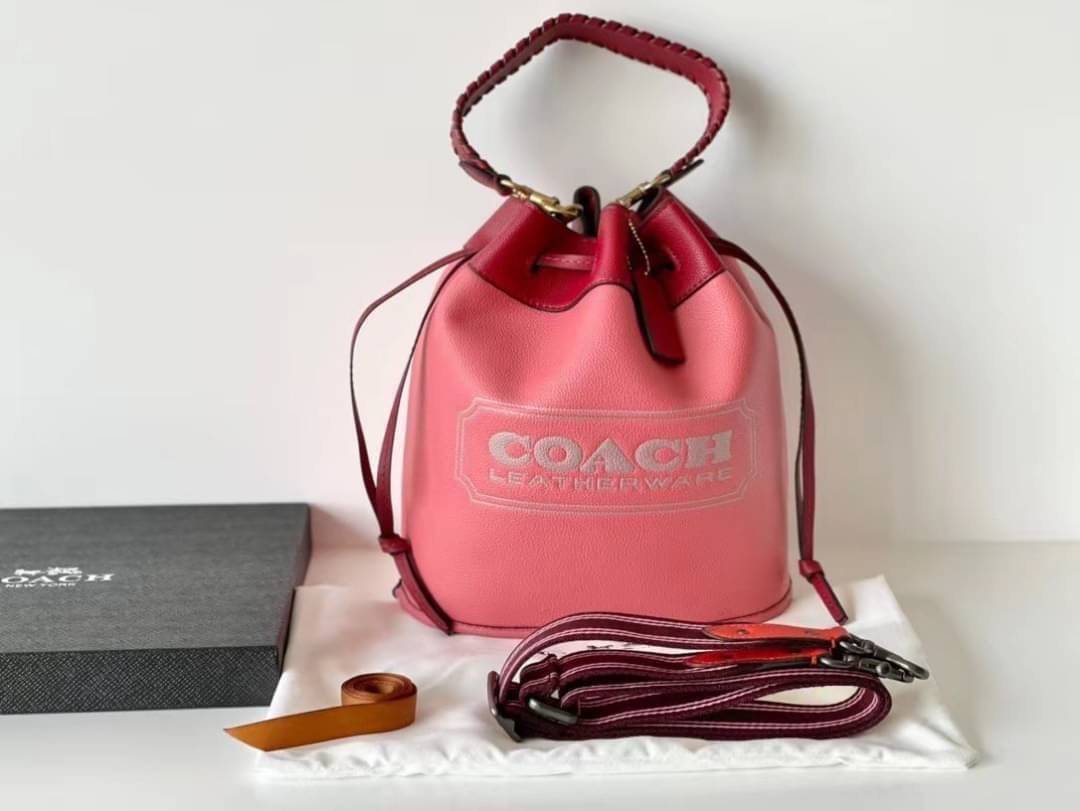 COACH Color-Block Leather Field Bucket Bag ((C3850//C3851)) พร้อมส่งที่ไทย กระเป๋าทรงขนมจีบ สุดฮิต ใช้ได้กับทุกๆวัน หนังแท้ลายหนังสวยนิ่มมือดีค่ะ ด้านหน้ามีโลโก้แบรนด์ตังใหญ่ ปากกระเป๋าแบบหูรูด ปล่อยหนังห้อยยาวลงมา ภายในกระเป๋ากว้างใส่กระเป๋าเงินใบยาวได้;