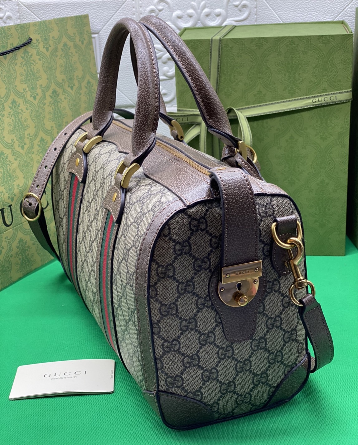 หนังแท้ Gucci keepall Ophidia GG medium carry-on duffle กระเป๋าใบใหญ่จุใจ ใส่สัมภาระขึ้นเครื่องเดินทางได้ ใส่เสื้อผ้า รองเท้า เอกสาร A4 iPad Notebookได้ หูจับแข็งแรง สายสะพายยาวถอดออกได้ สะพายไหล่หรือ Crossbody ก็ดูดี ใช้ได้ทั้งชายหญิง ภาพถ่ายสินค้าจริง ไ
