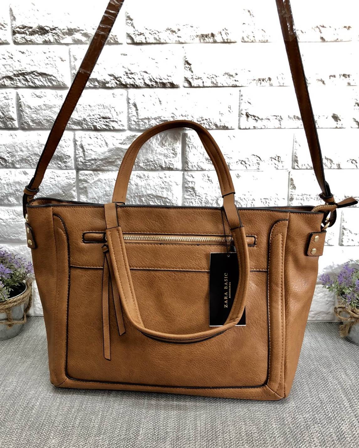 ZARA BASIC TOTE BAG กระเป๋าสะพาย ทรง TOTE ใบใหญ่จุสุดๆ วัสดุหนังแกะสังเคราะห์เนื้อนิ่ม texture สวย น้ำหนักเบา ดูแลรักษาง่าย เปิดปิดด้วยซิป ภายในกว้าง มีช่องซิป สามารถใส่เอกสาร A4, Notebook, ของใช้ได้เยอะ หูจับถนัดมือ แข็งแรง มาพร้อมสายสะพายยาว จะถือหรือสะ