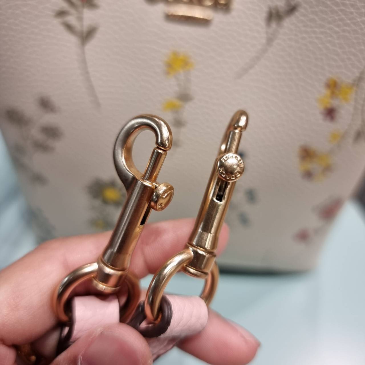 COACH C3598 SMALL TOWN BUCKET WITH SPACED WILDFLOWER PRINT คอลเลคชั่นใหม่ พร้อทเสิร์ฟความสวยก่อนใคร กระเป๋าทรงบัคเก็ตยอดฮิตตลอดกาล ดีไซน์ดอกไม้คละรอบใบ วัสดุหนัง pepble ดูผู้ดี ละมุนไปอีก ปากกระเป๋าเปิด-ปิดด้วยกระดุมแม่เหล็ก 2 ฝั่ง มีหูจับในตัวและสายสะพาย