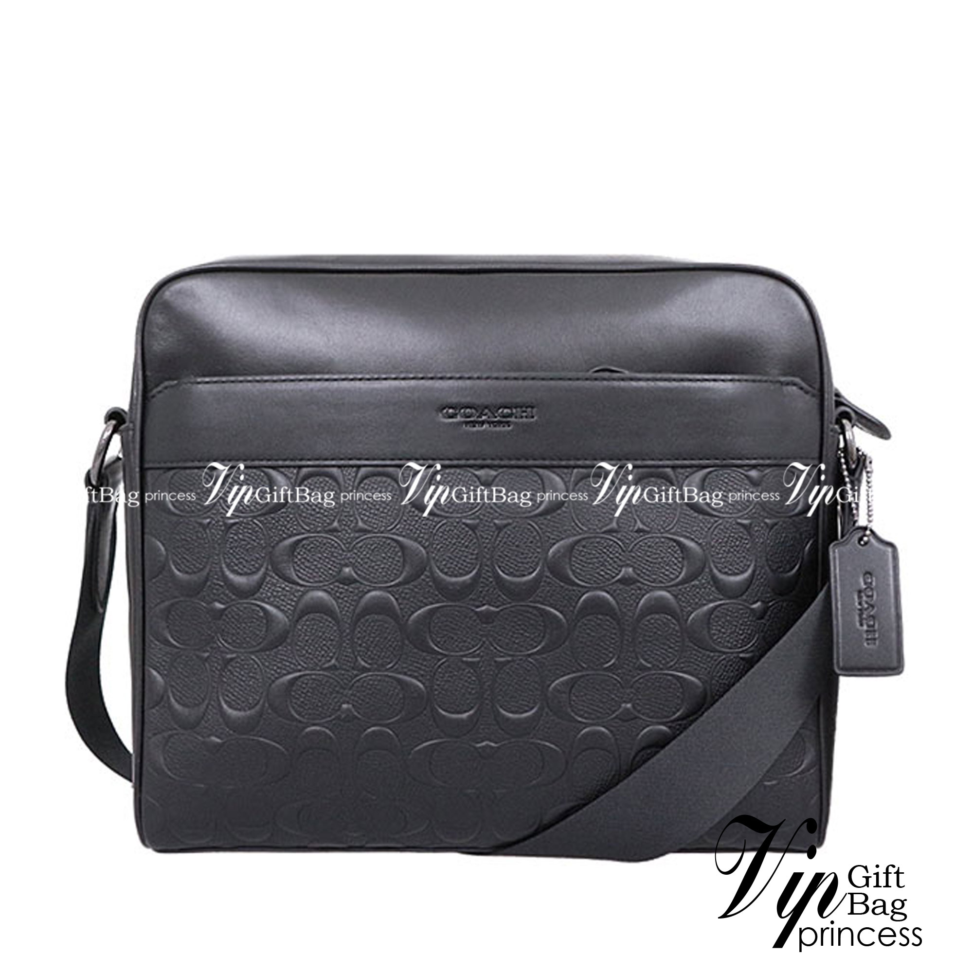 COACH F28455 CHARLES CAMERA BAG IN SIGNATURE LEATHER รุ่นสุดฮิตที่หนุ่มๆเค้ารู้กัน กับกระเป๋าสะพายข้างทรงแมสเซนเจอร์ ที่อัพเลเวลความหรูด้ายลายปั๊มซิกเนเจอร์นูน บนวัสดุหนัง crossgrain ตัดสลับด้วยหนังแท้ สัมผัสดีทั้งใบ มีช่องซิปให้ด้านหน้า และช่องย่อยด้านหล