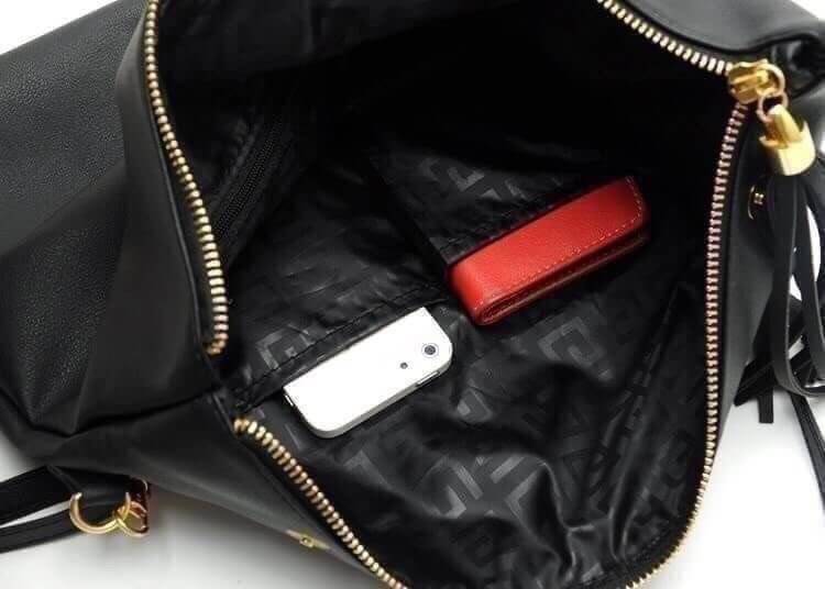 Givenchy Parfums Black Leather Clutch Gift With Purchasd From Givenchy Counter (GWP) กระเป๋าสะพายหนังนิ่มเรียบสีดำเเบบสวยดูดี เปิดปิดด้วยซิปอะไหล่ทอง หัวซิปประดับพู่ ด้านหน้ามีโลโก้ ภายในมีช่องเล็ก รุ่นนี้ใส่ ipad กระเป๋าสตางค์ มือถือ ของจุกจิกได้เยอะ ซับ