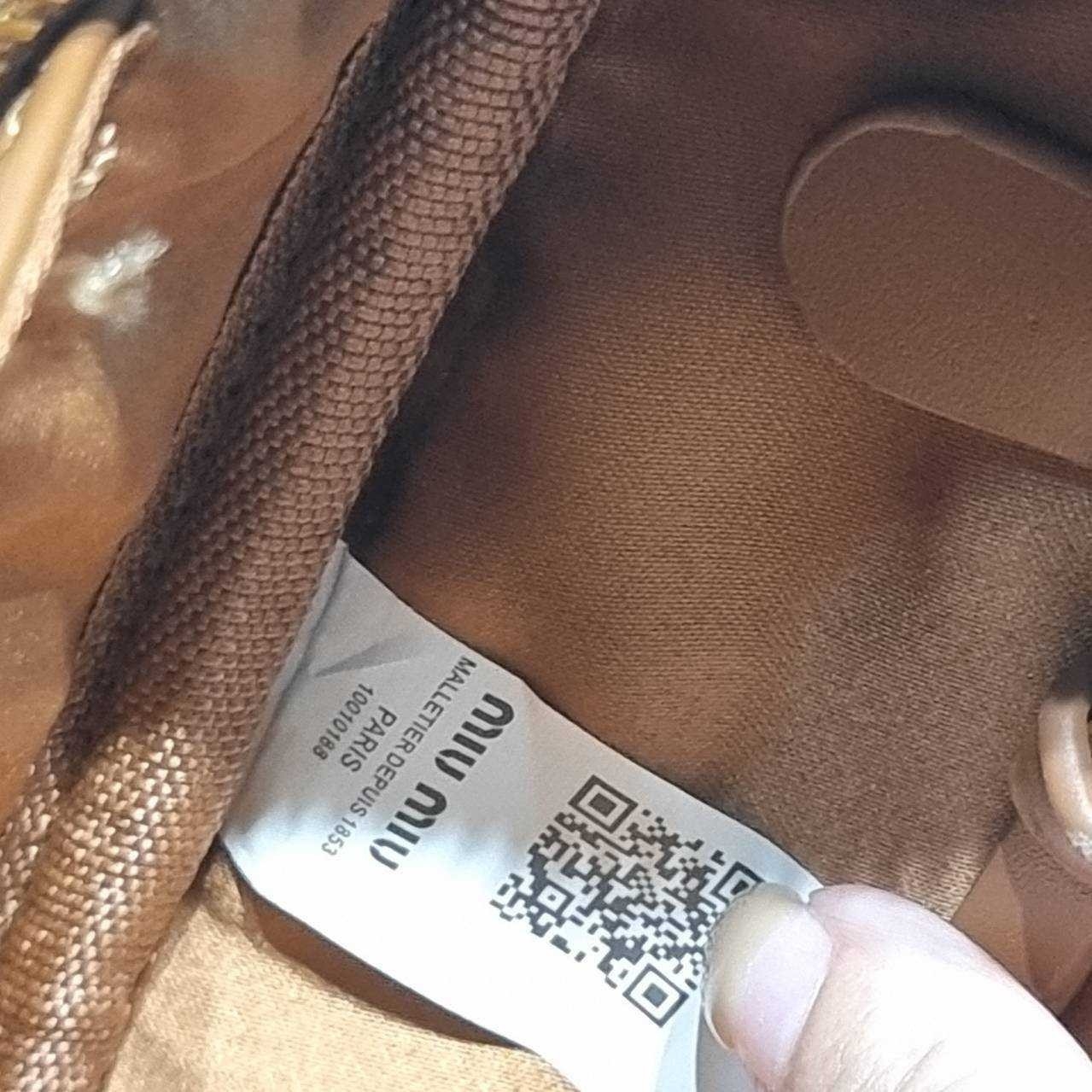 MIU MIU ARCADIE LEATHER BAG M, Geniş 27cm กระเป๋าถือ/สะพายสุดชิค น่ารักๆเก๋ๆ ดีไซน์เรียบแต่มากมีอยู่จริง สวยดูแพง